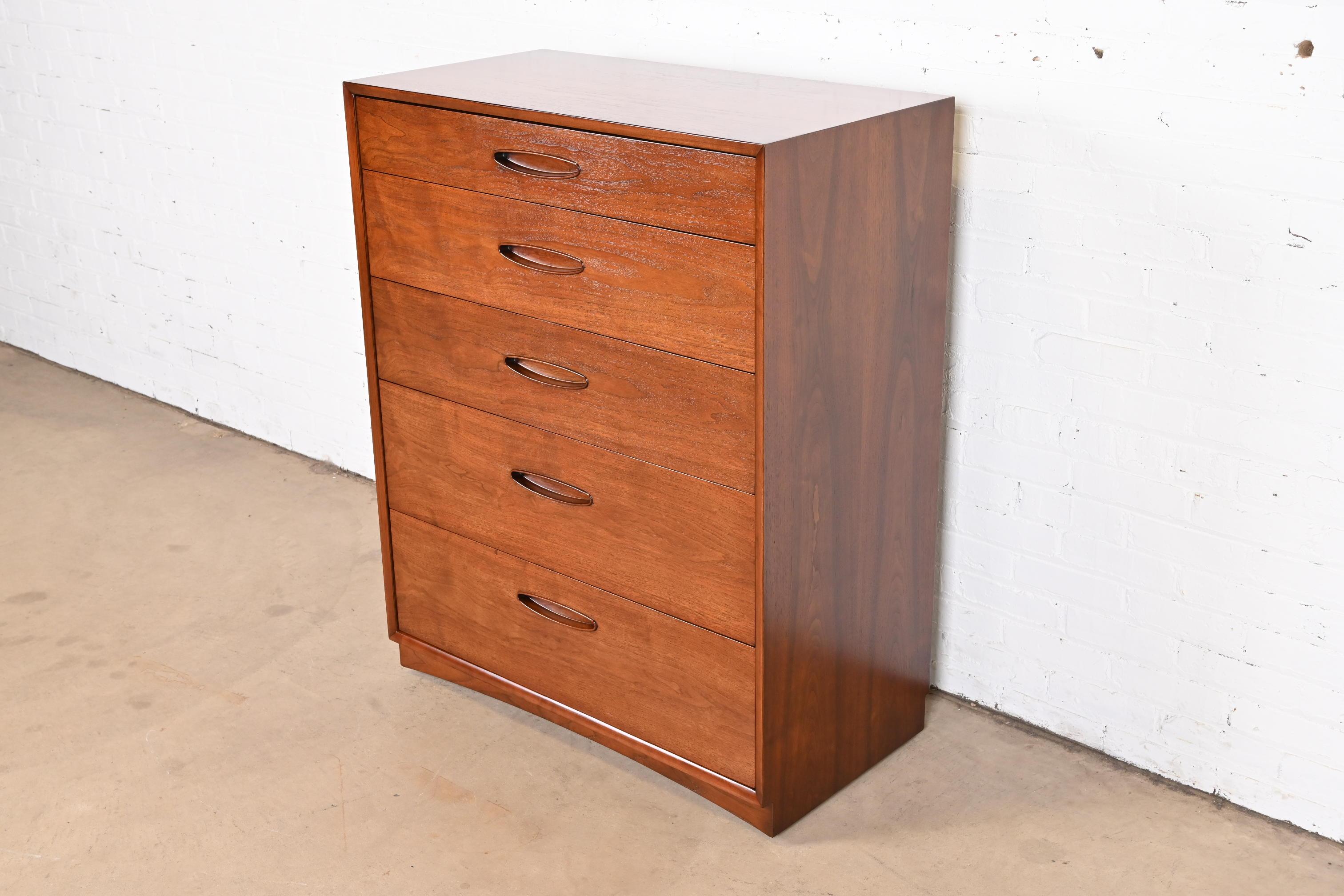 Henredon Mid-Century Modern Walnut Highboy Dresser, Newly Refinished In Good Condition In South Bend, IN
