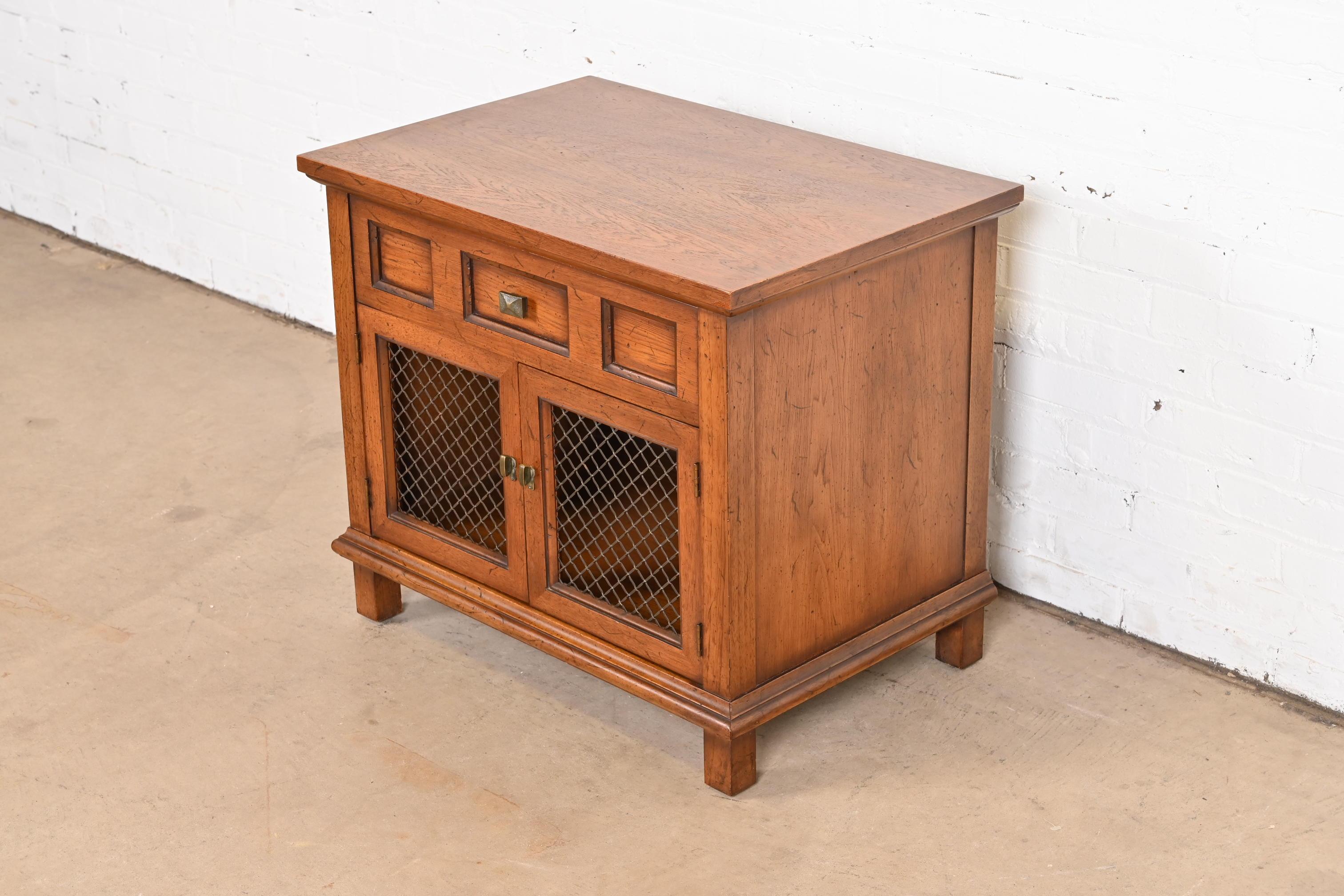 Henredon Mid-Century Modern Walnut Nightstand, 1960s In Good Condition For Sale In South Bend, IN