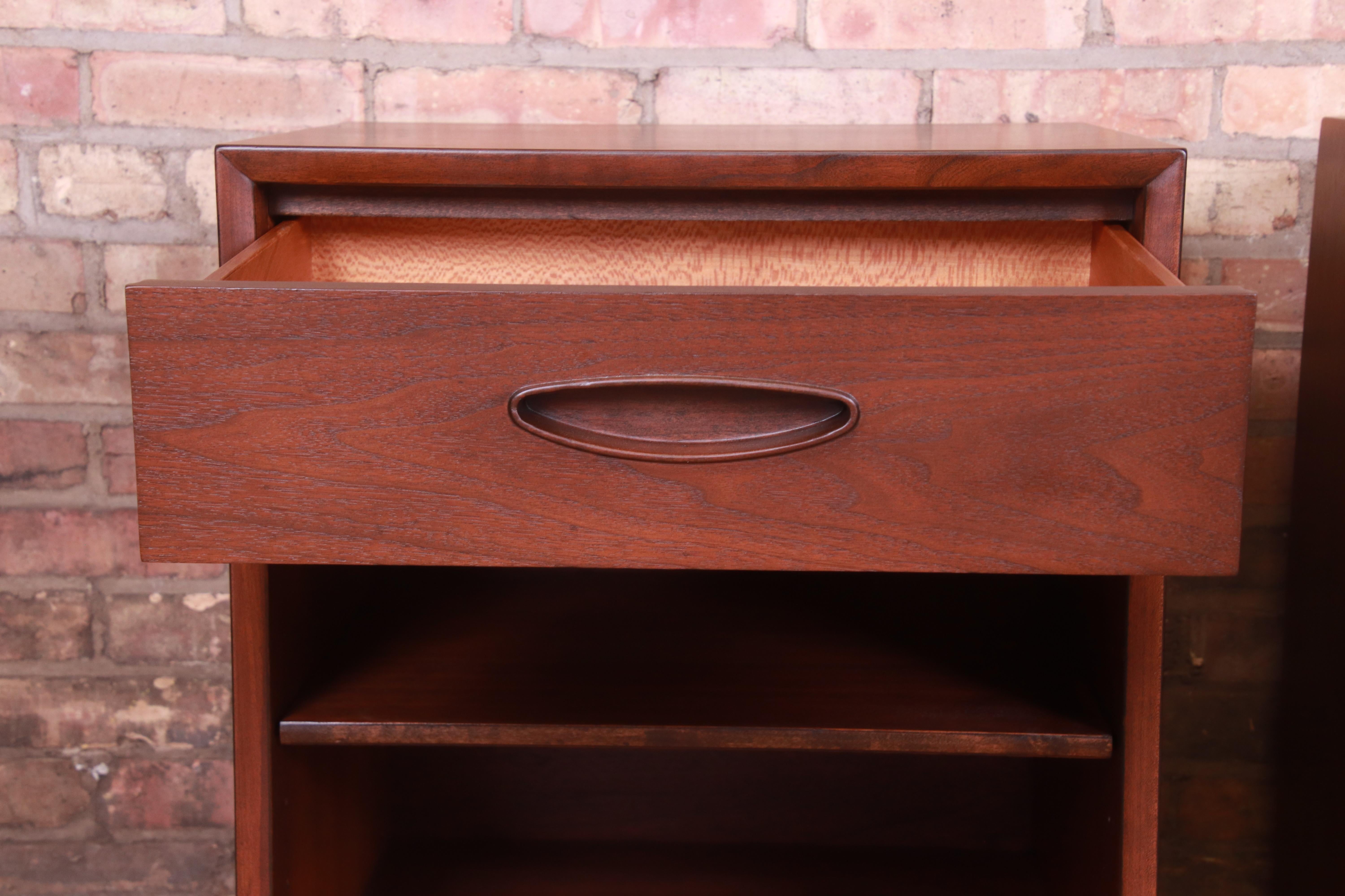 Henredon Mid-Century Modern Walnut Nightstands, Newly Refinished 5