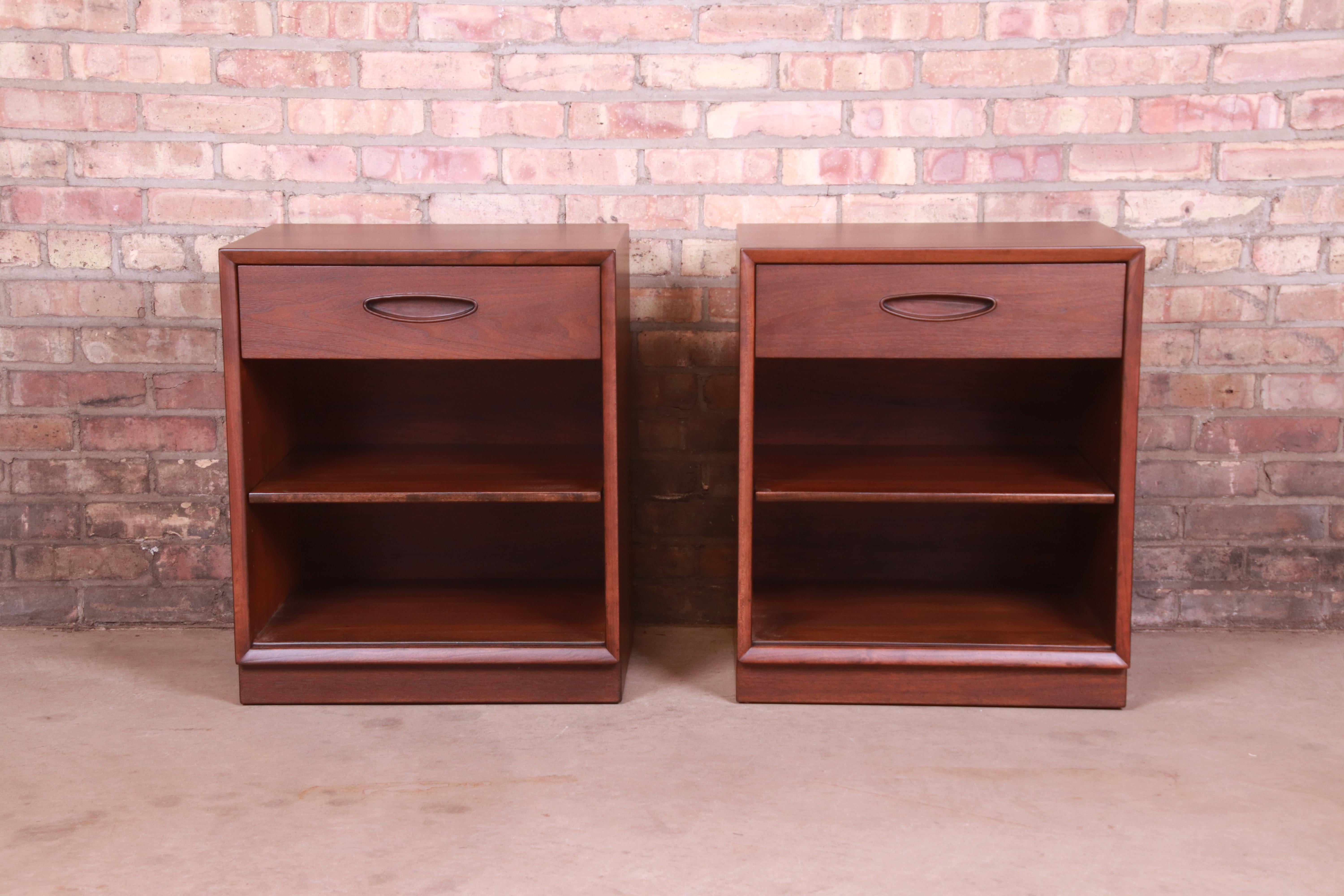An exceptional pair of Mid-Century Modern walnut nightstands or end tables

By Henredon

USA, 1960s

Measures: 21