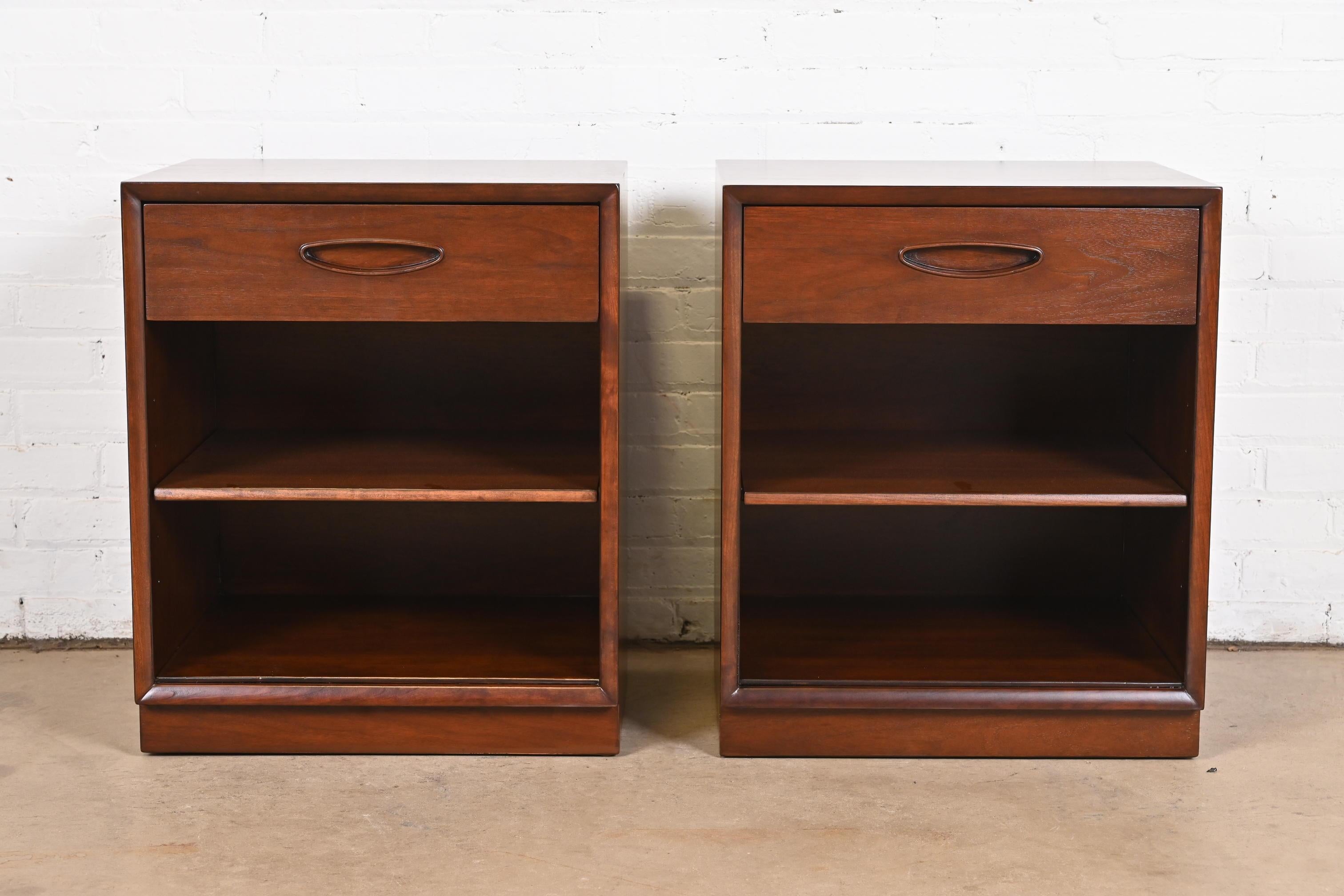 An exceptional pair of Mid-Century Modern walnut nightstands or end tables

By Henredon

USA, 1960s

Measures: 21