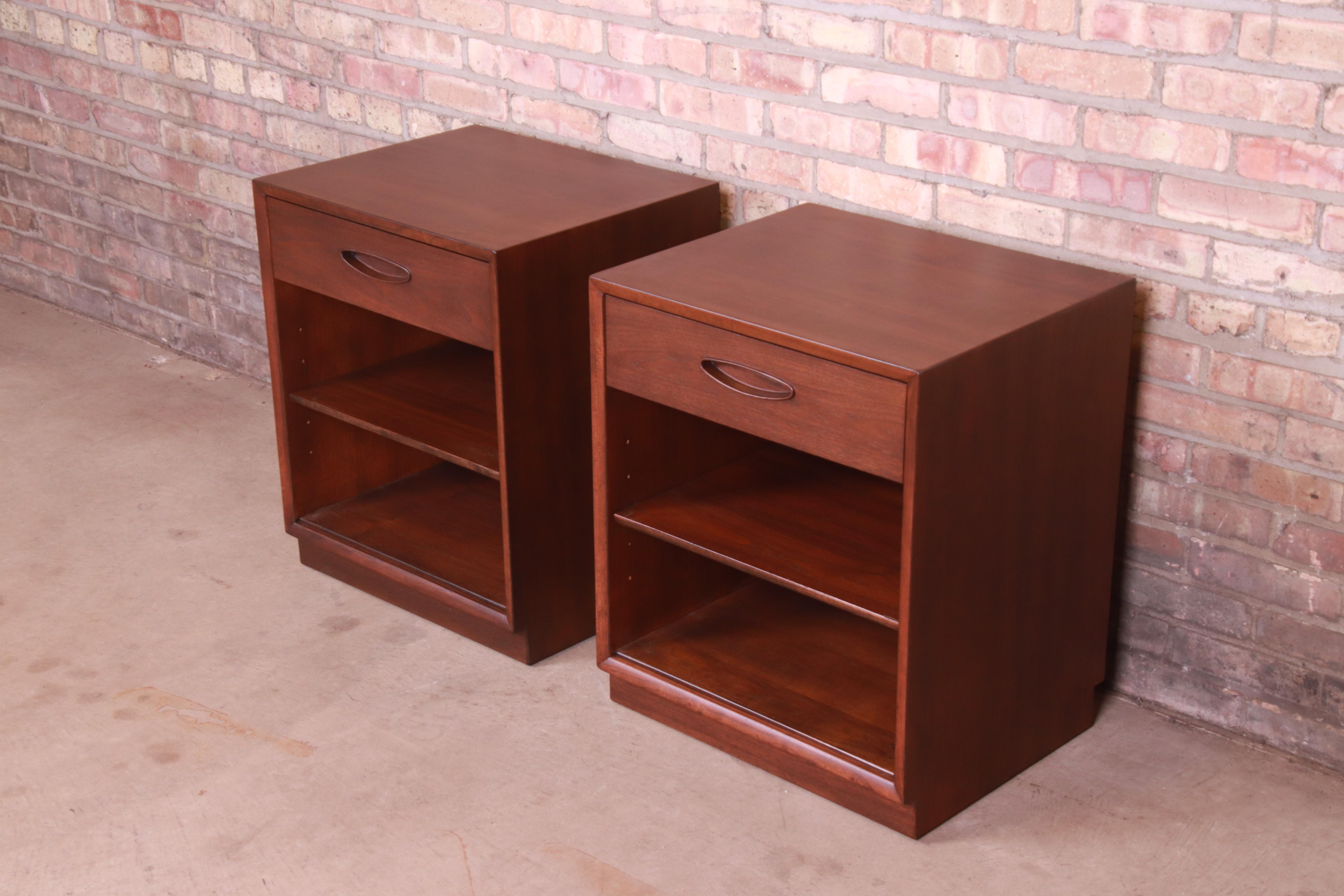 Henredon Mid-Century Modern Walnut Nightstands, Newly Refinished In Good Condition In South Bend, IN