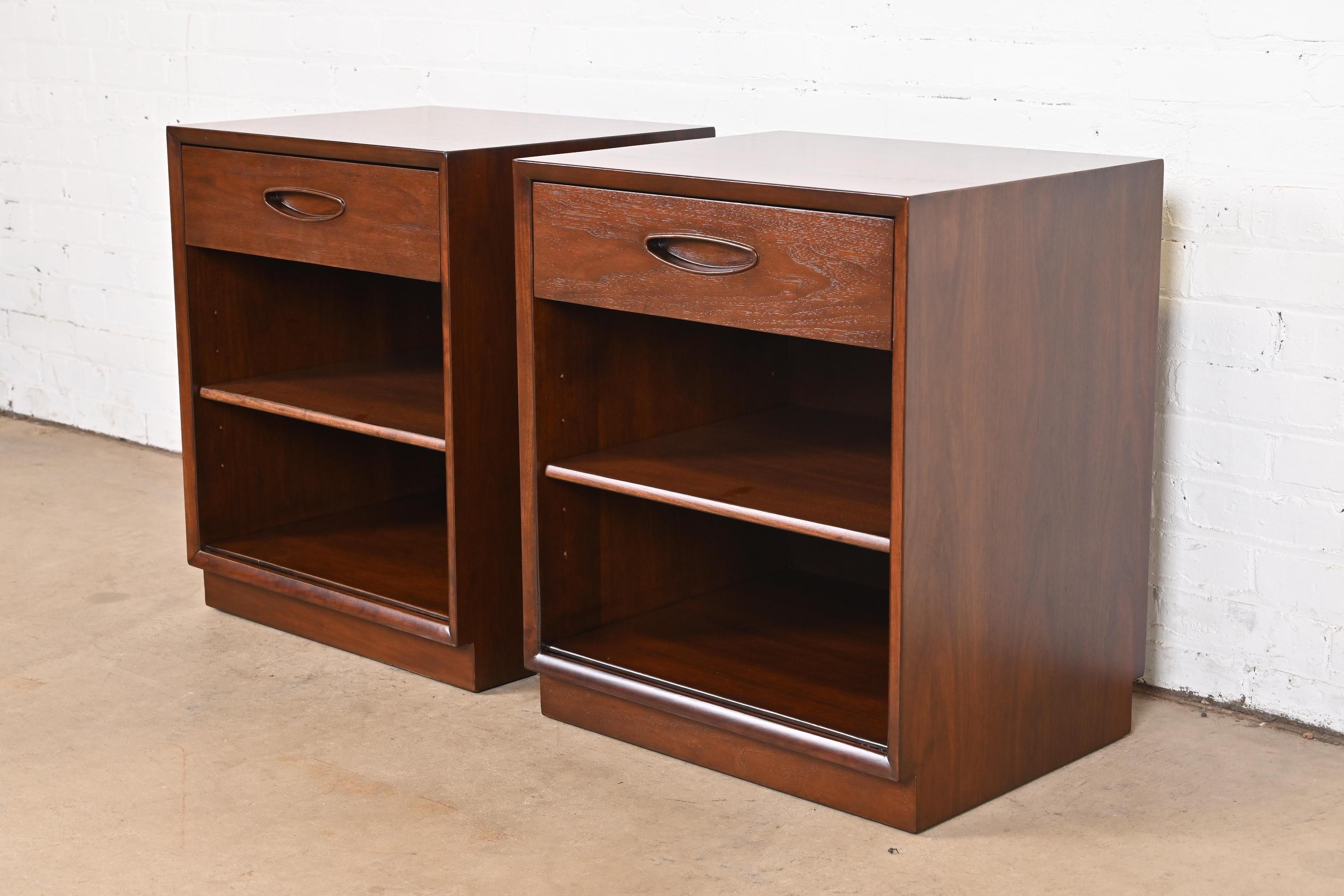 Henredon Mid-Century Modern Walnut Nightstands, Newly Refinished In Good Condition For Sale In South Bend, IN