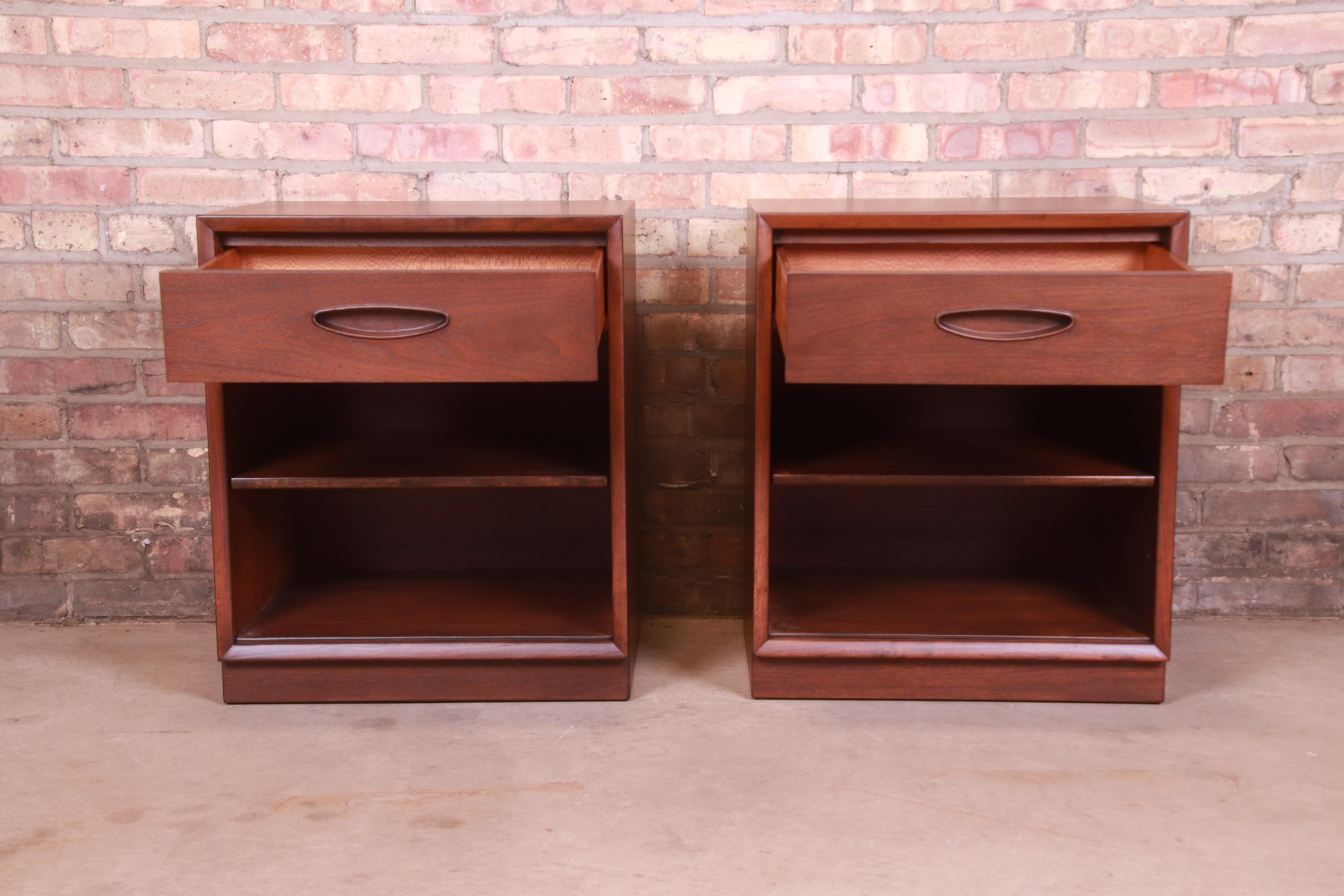 Henredon Mid-Century Modern Walnut Nightstands, Newly Refinished 3