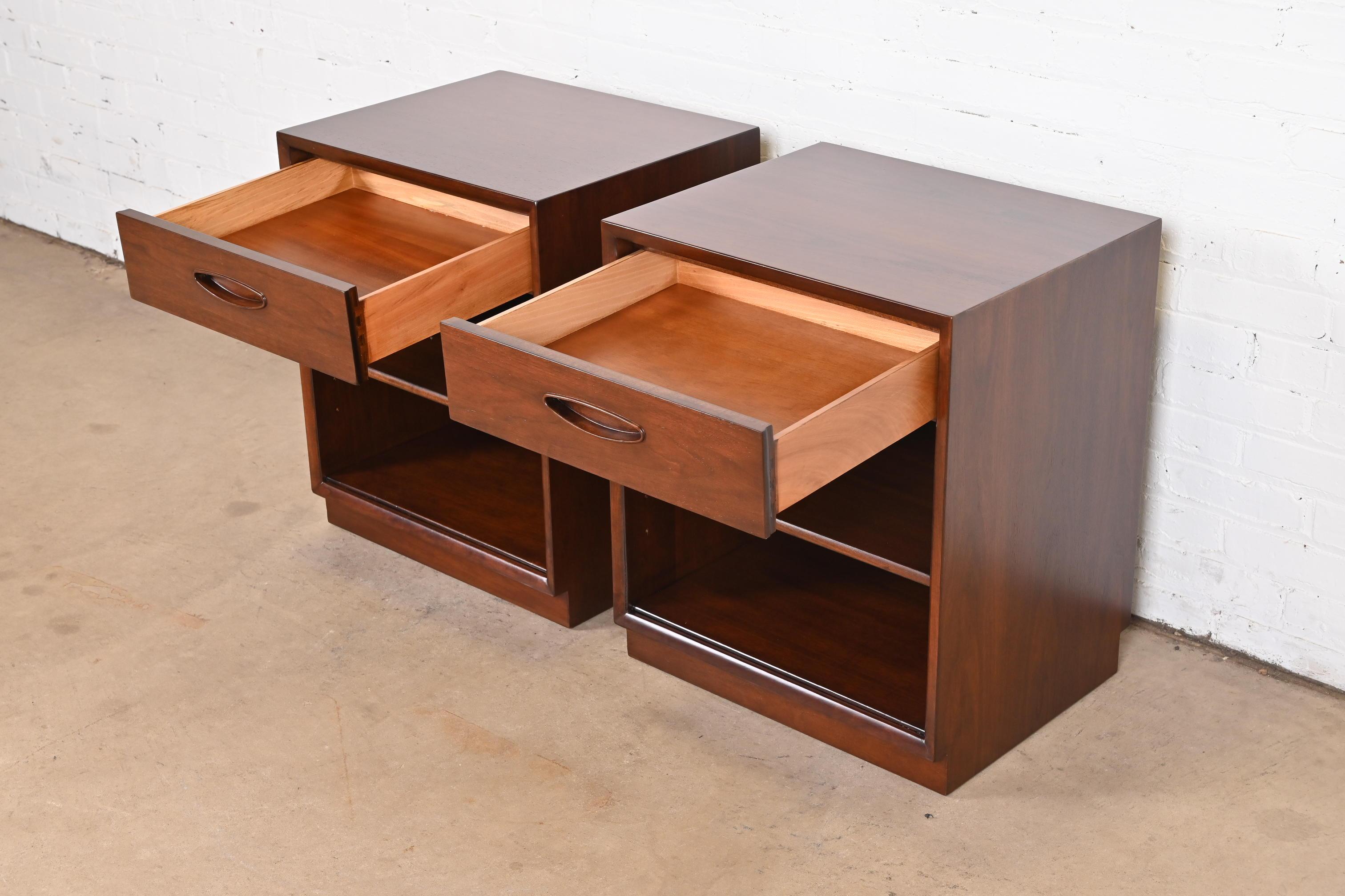 Henredon Mid-Century Modern Walnut Nightstands, Newly Refinished For Sale 3