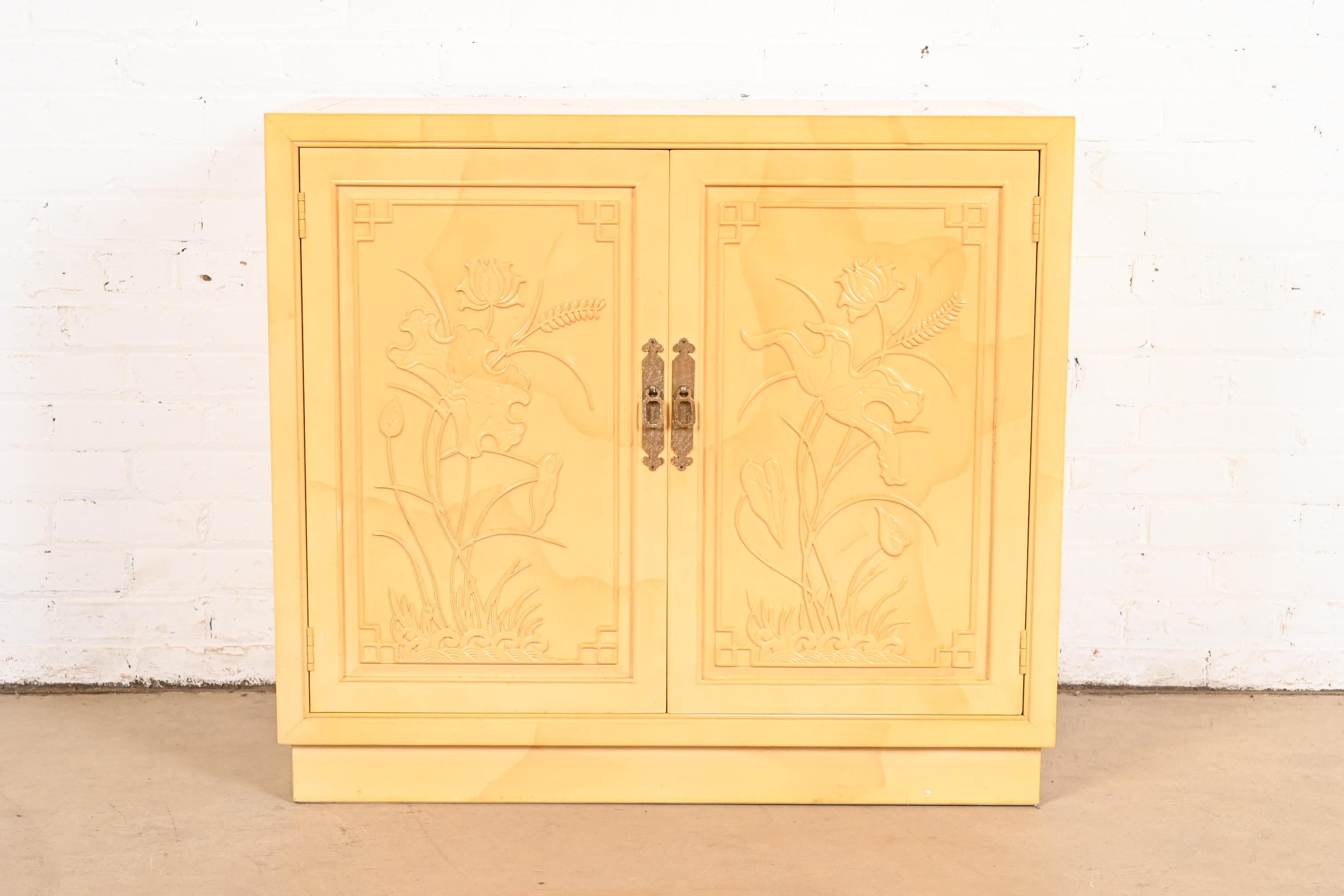 A gorgeous mid-century modern Hollywood Regency Chinoiserie bar cabinet, buffet server, or record cabinet

By Henredon

USA, Circa 1970s

Carved cream lacquered faux goatskin case, with original brass hardware. Shelf is adjustable.

Measures: 36