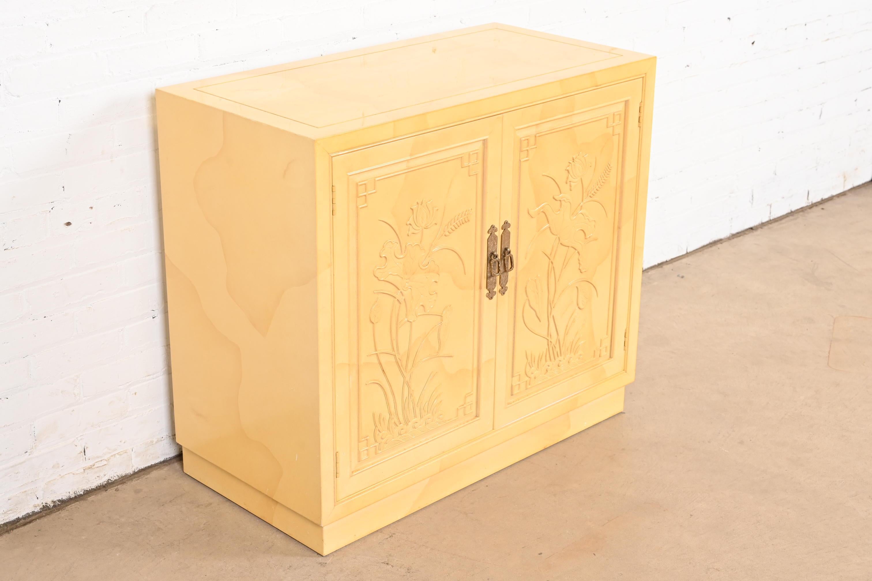Henredon Mid-Century Regency Chinoiserie Lacquered Faux Goatskin Bar Cabinet In Good Condition In South Bend, IN