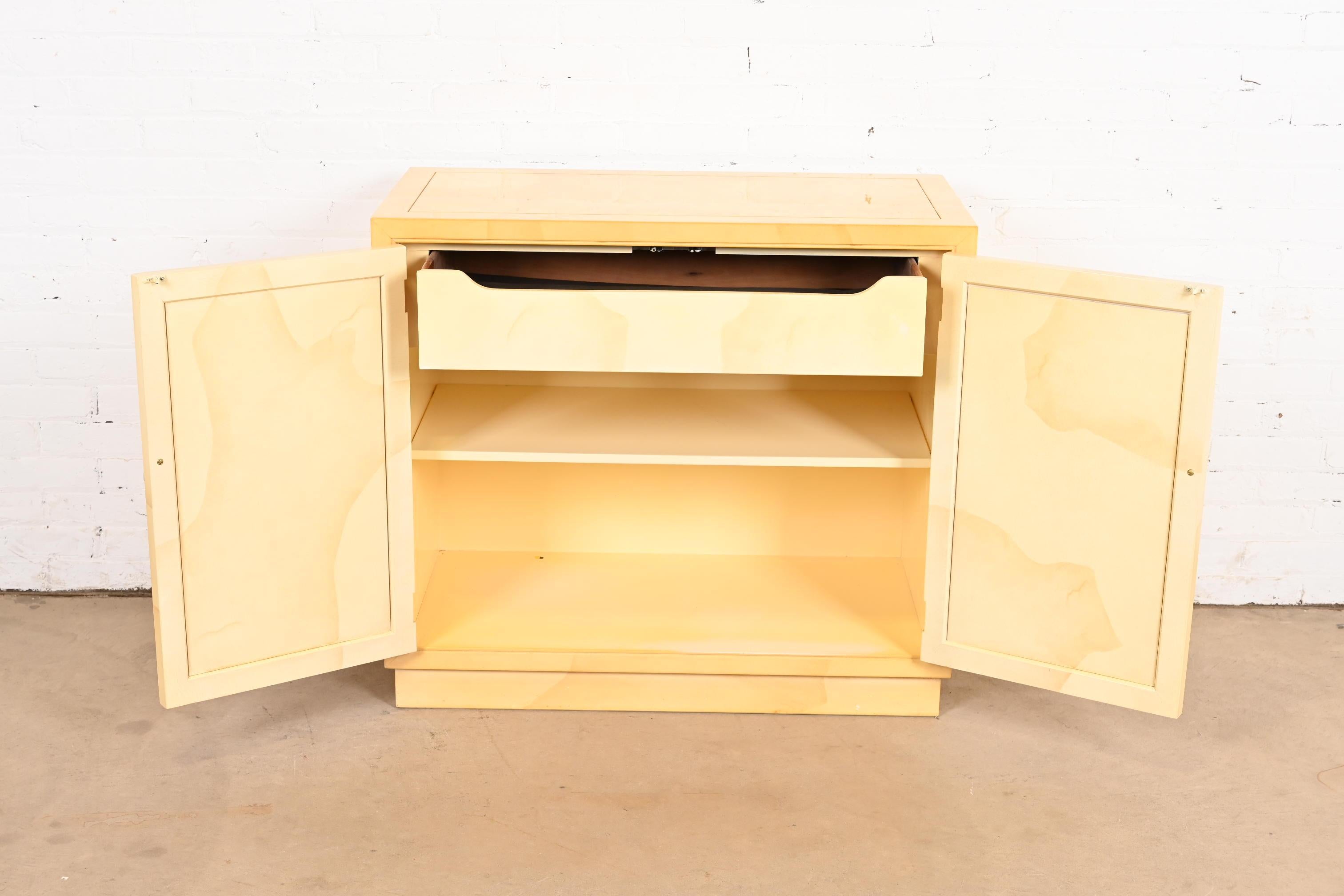 Late 20th Century Henredon Mid-Century Regency Chinoiserie Lacquered Faux Goatskin Bar Cabinet