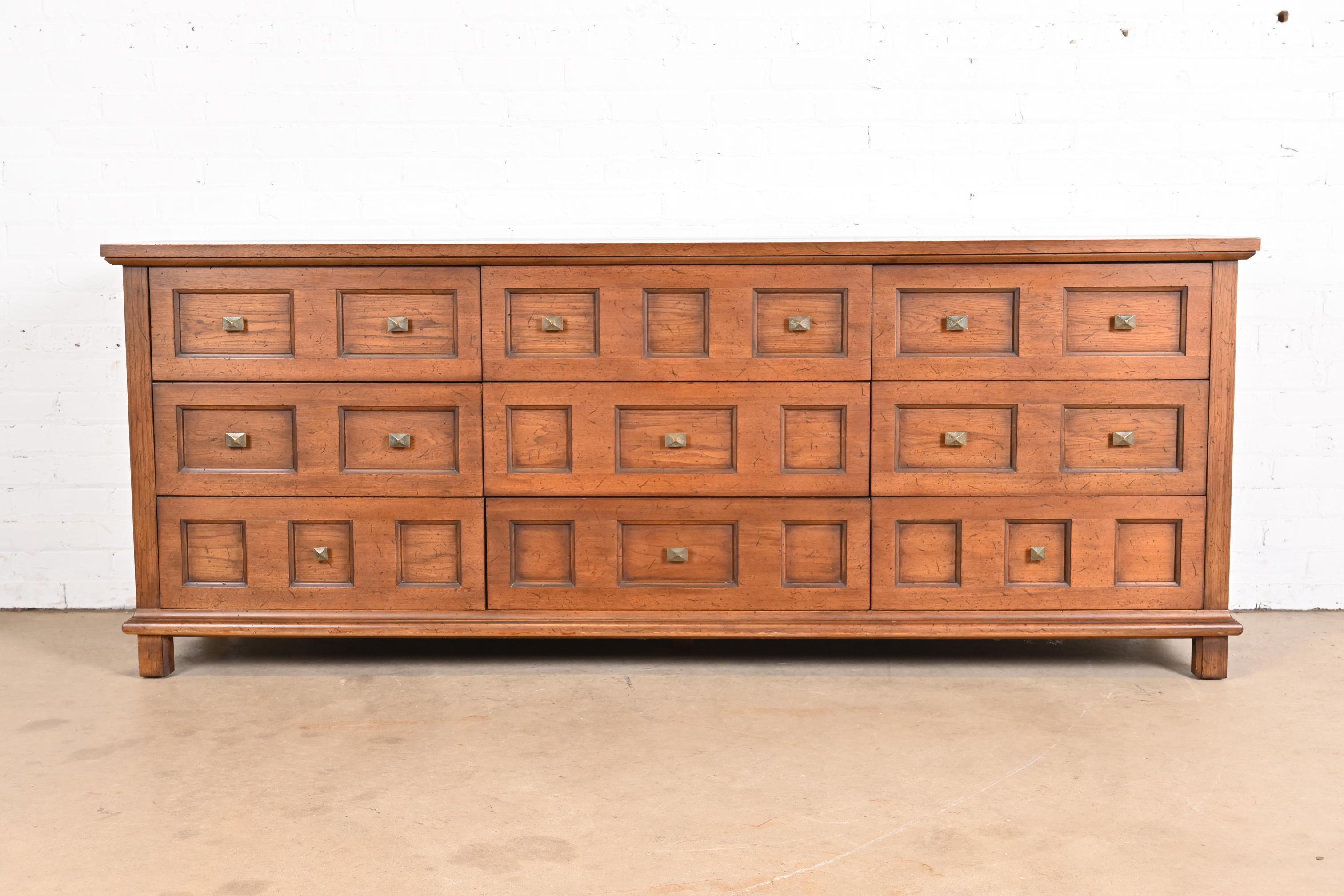 A gorgeous mid-century modern Spanish Colonial style highboy dresser

By Henredon

USA, 1960s

Carved walnut, with original brass hardware.

Measures: 80.75