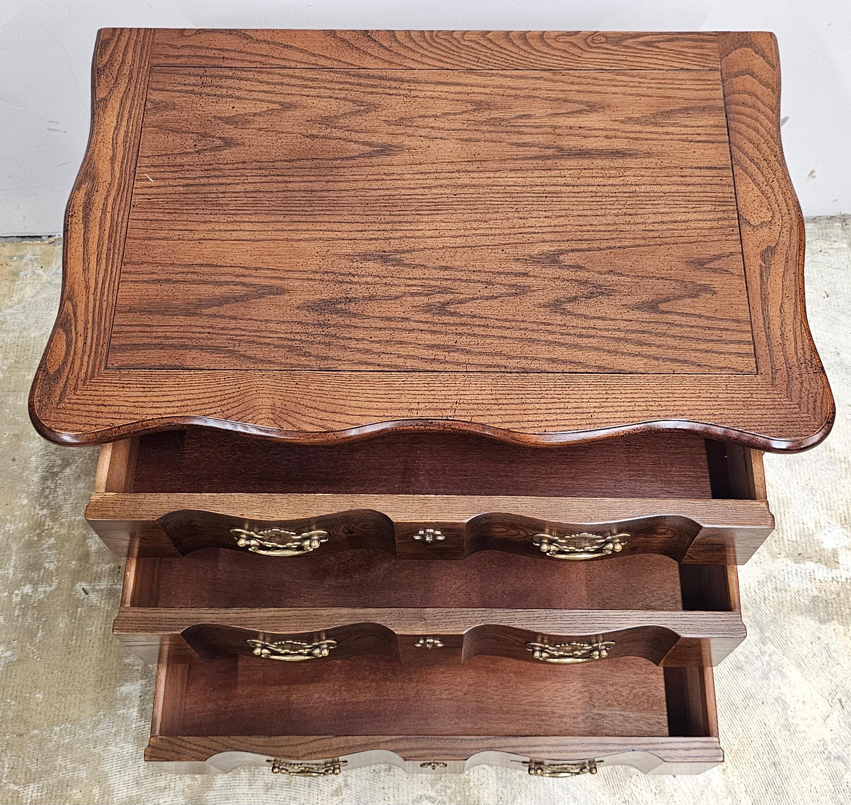 Chippendale Henredon Mid-Century Stained Oak Blockfront Bedside Chest / Nightstand For Sale