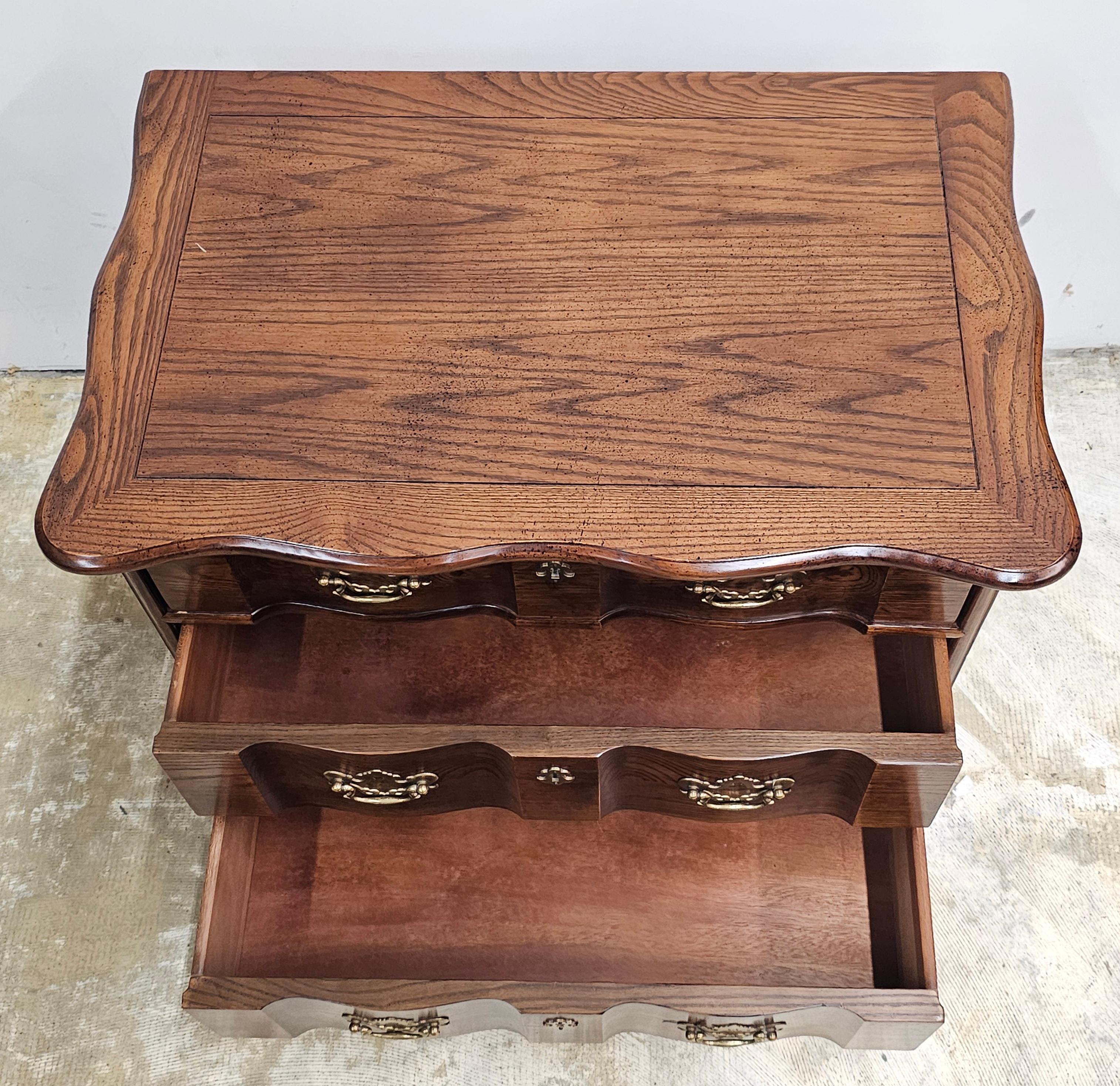 American Henredon Mid-Century Stained Oak Blockfront Bedside Chest / Nightstand For Sale