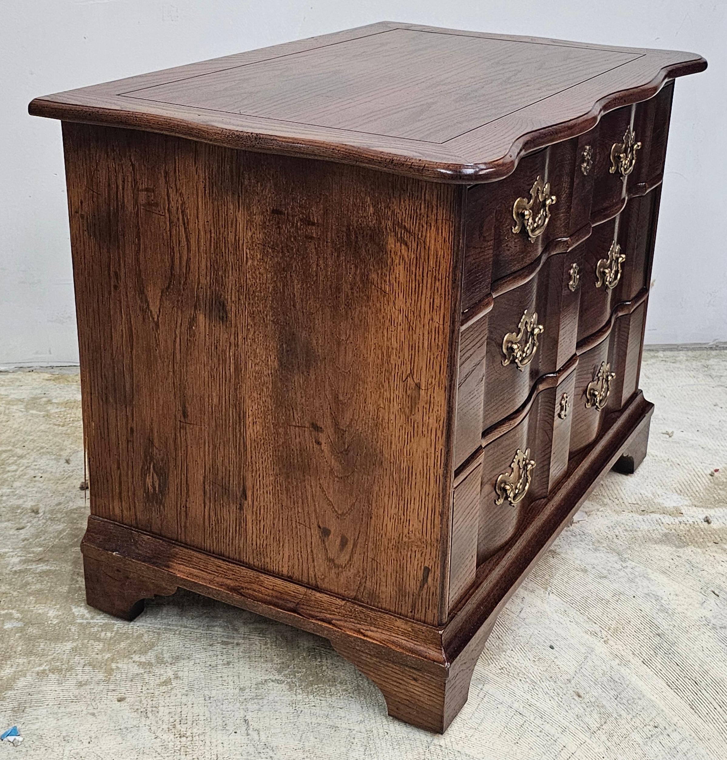 Henredon Mid-Century Stained Oak Blockfront Bedside Chest / Nightstand In Good Condition For Sale In Germantown, MD