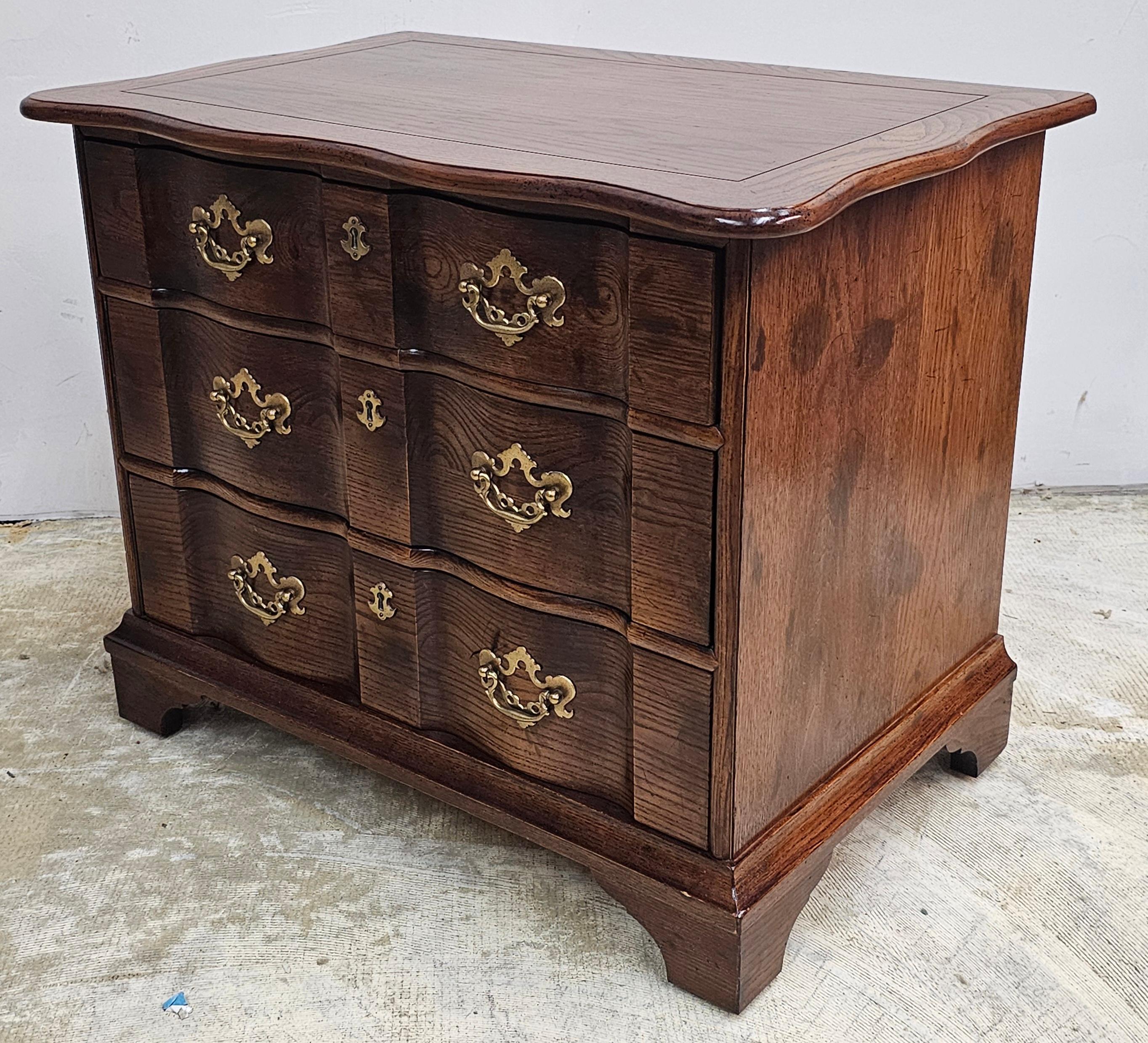 20th Century Henredon Mid-Century Stained Oak Blockfront Bedside Chest / Nightstand For Sale