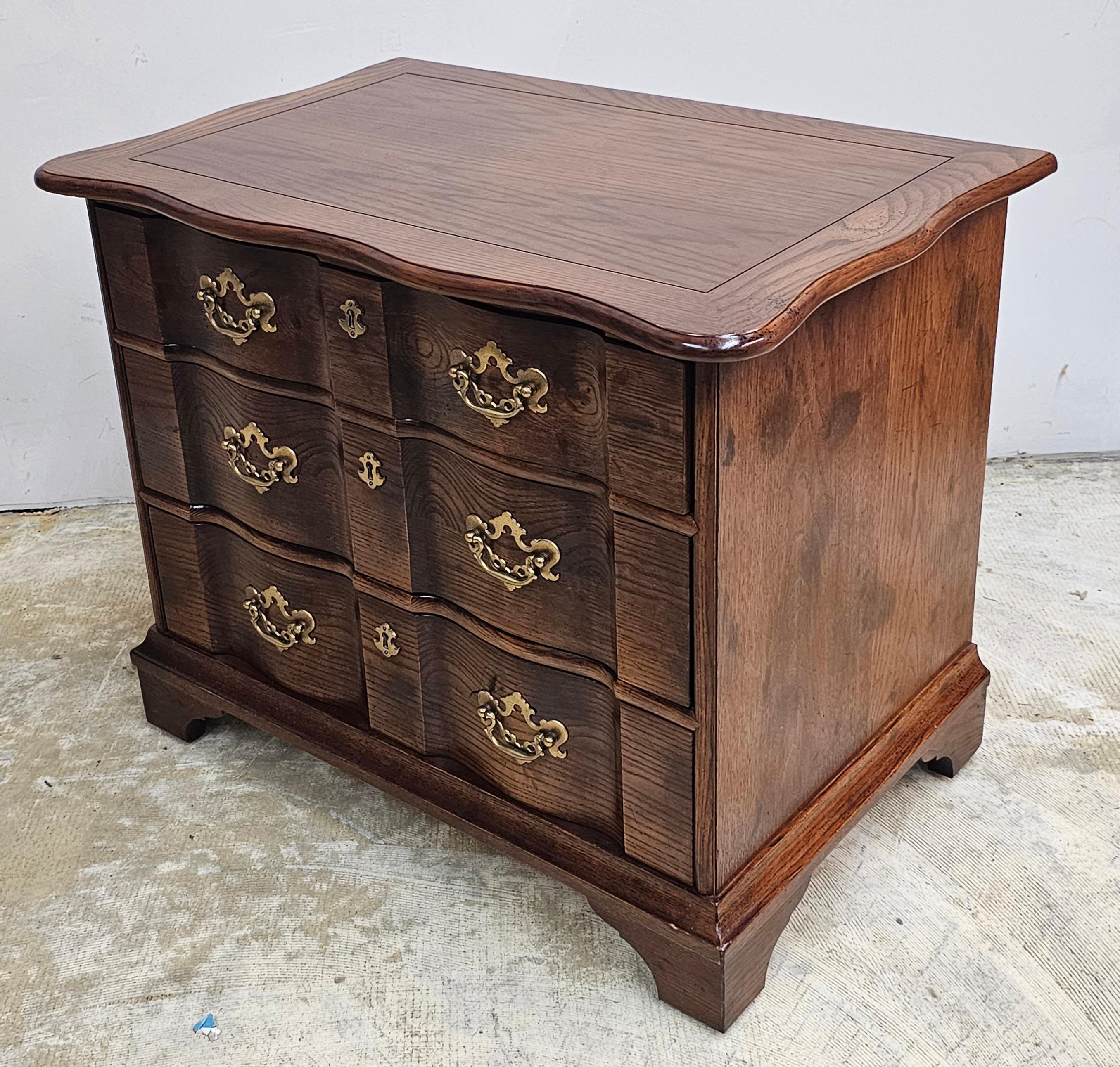 Brass Henredon Mid-Century Stained Oak Blockfront Bedside Chest / Nightstand For Sale