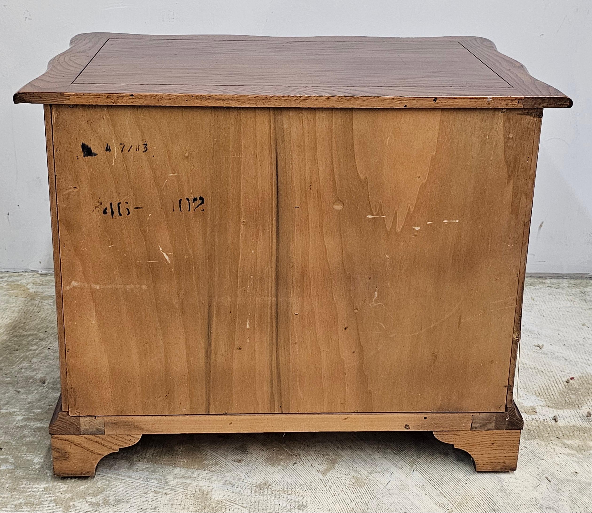 Henredon Mid-Century Stained Oak Blockfront Bedside Chest / Nightstand For Sale 1