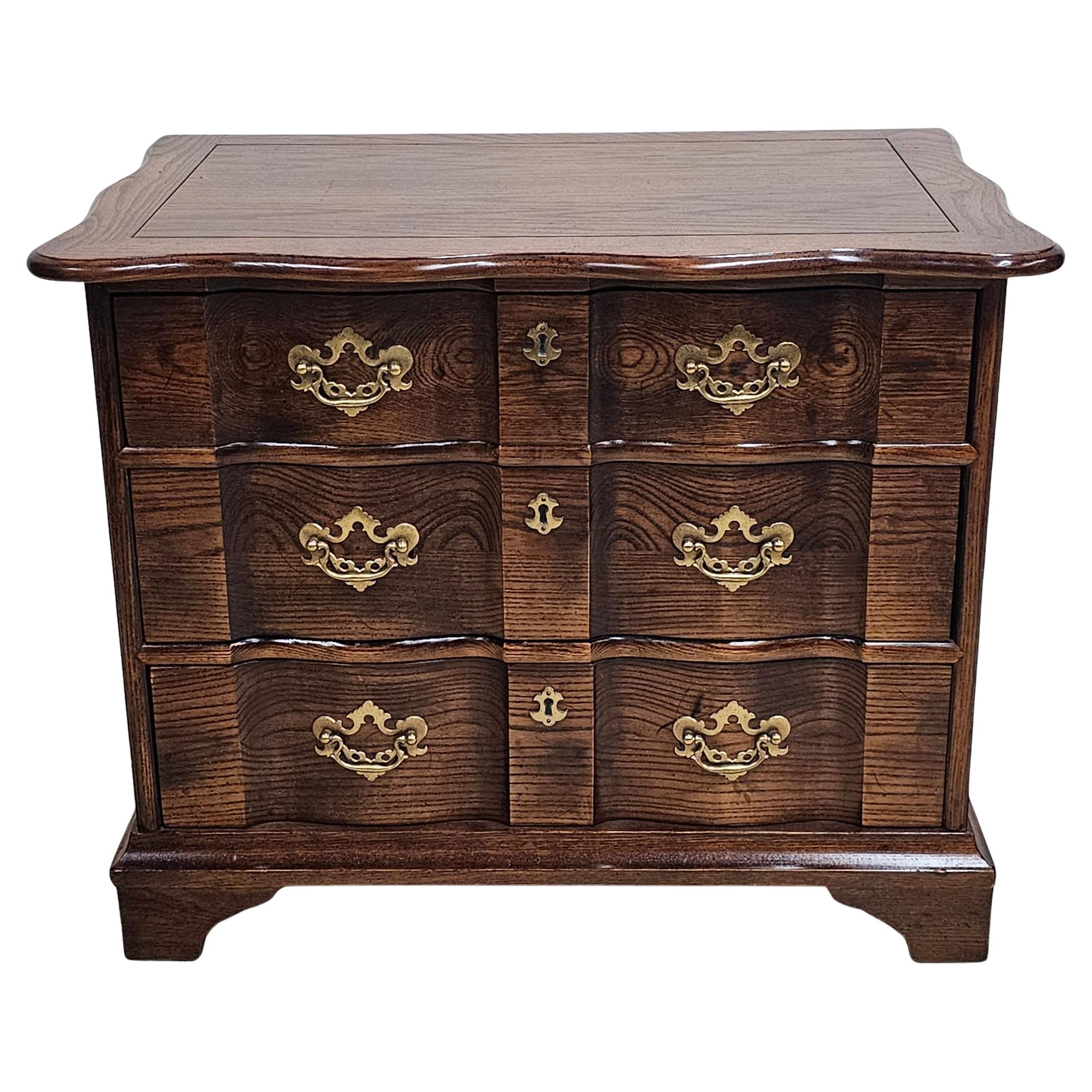 Henredon Mid-Century Stained Oak Blockfront Bedside Chest / Nightstand