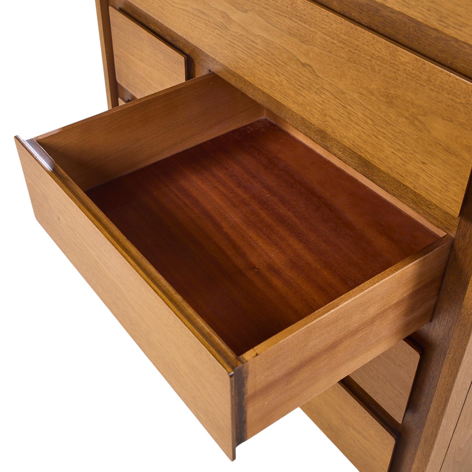 Henredon Mid Century Walnut Highboy Dresser In Good Condition For Sale In Countryside, IL