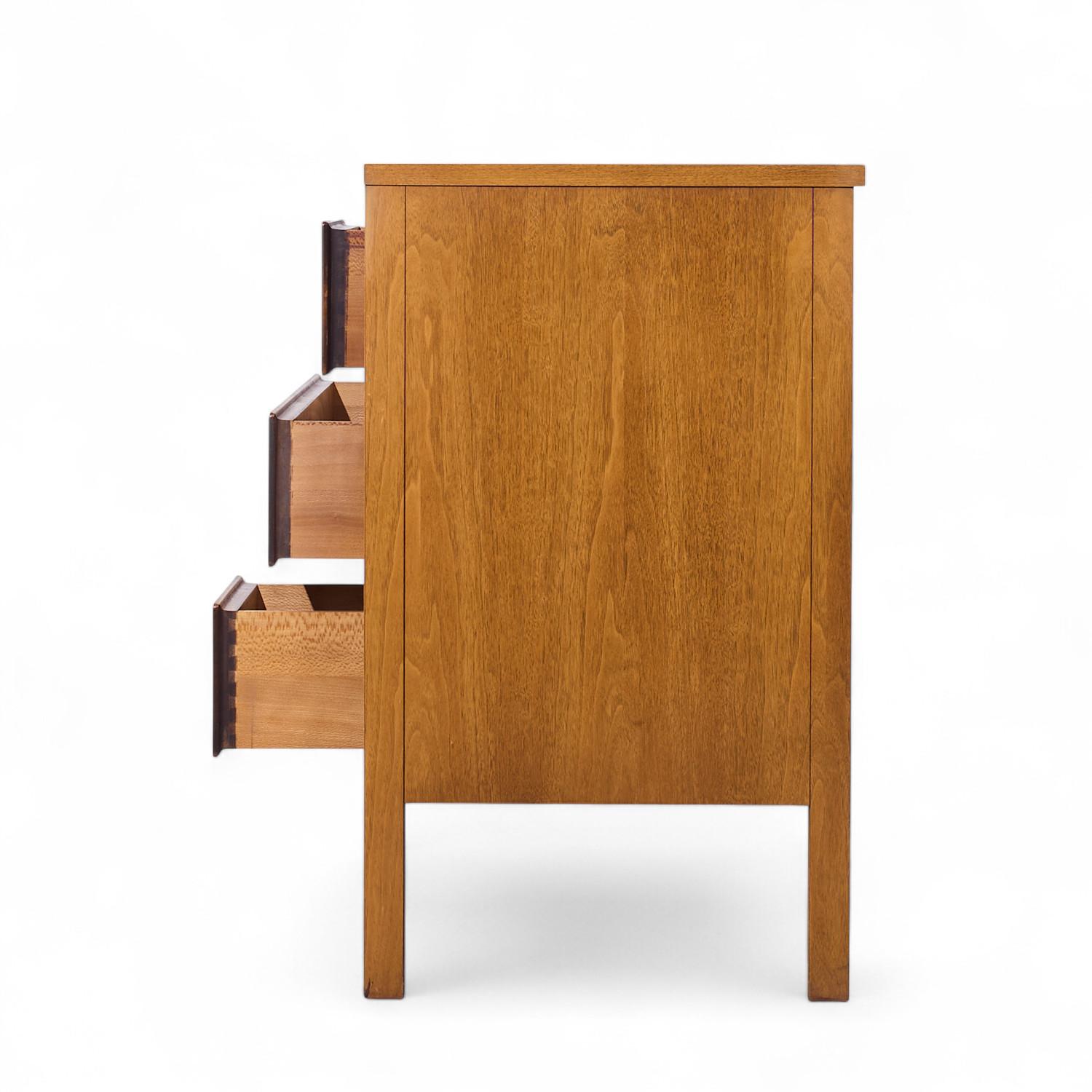 Henredon Mid Century Walnut Lowboy Dresser In Good Condition For Sale In Countryside, IL