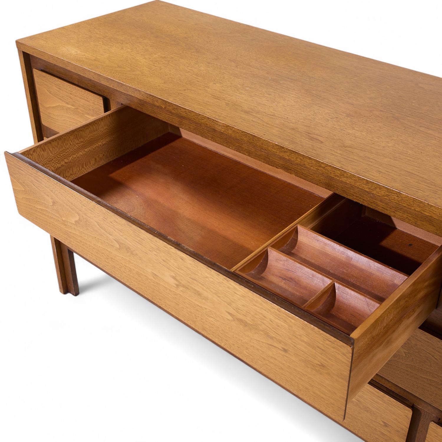 Henredon Mid Century Walnut Lowboy Dresser For Sale 1