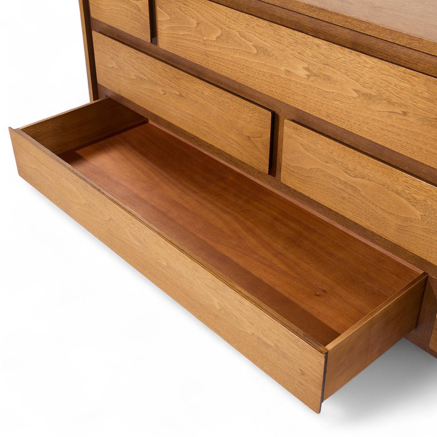 Henredon Mid Century Walnut Lowboy Dresser For Sale 2