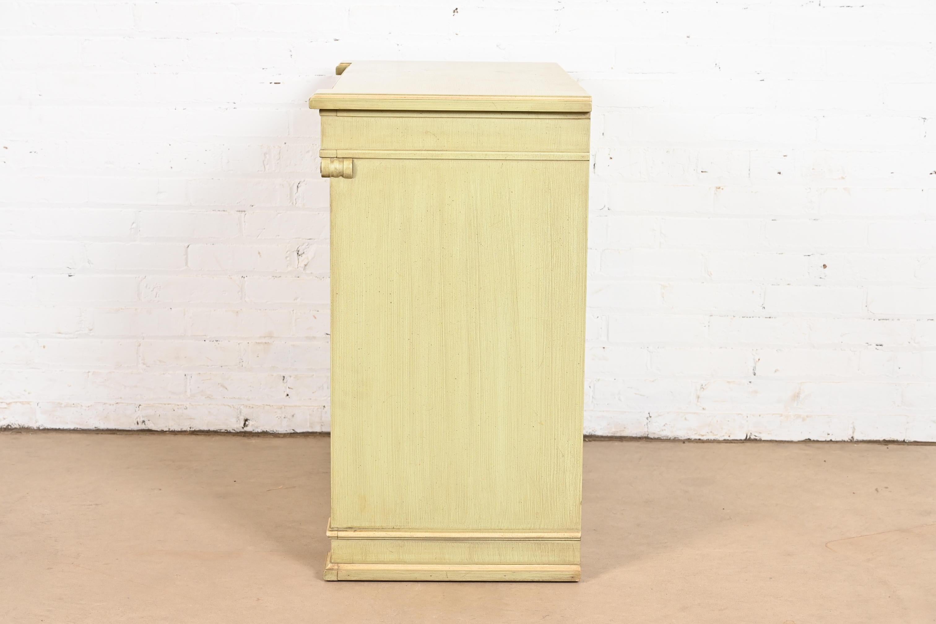 Henredon Aparador o mueble bar neoclásico lacado en verde y crema en venta 4