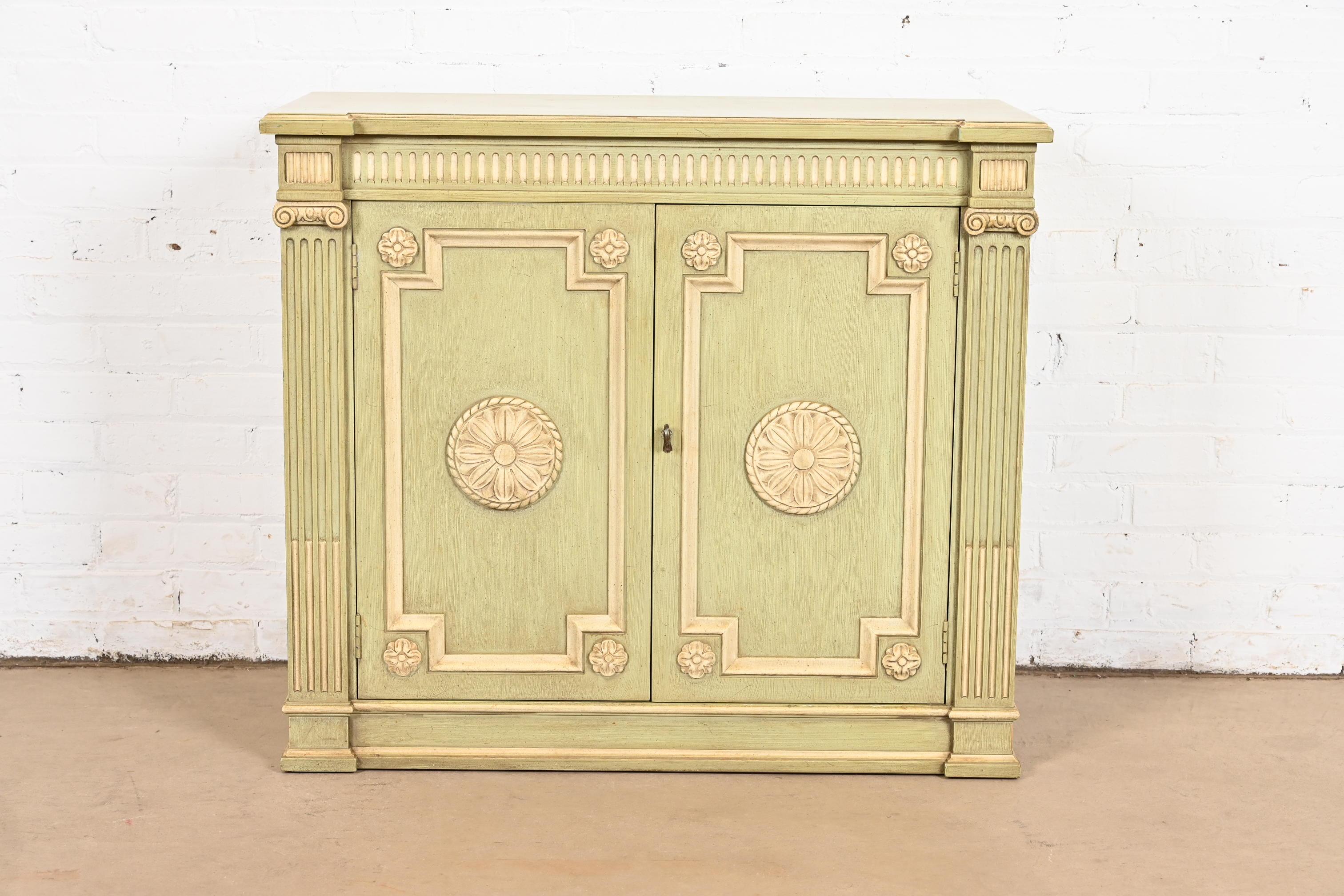 Un magnífico aparador bufé, mueble bar o aparador compacto de estilo neoclásico o Luis XVI

Por Henredon

EE.UU., alrededor de 1960

Madera de nogal lacada en verde claro, con adornos en crema y herrajes originales de latón. La balda interior es