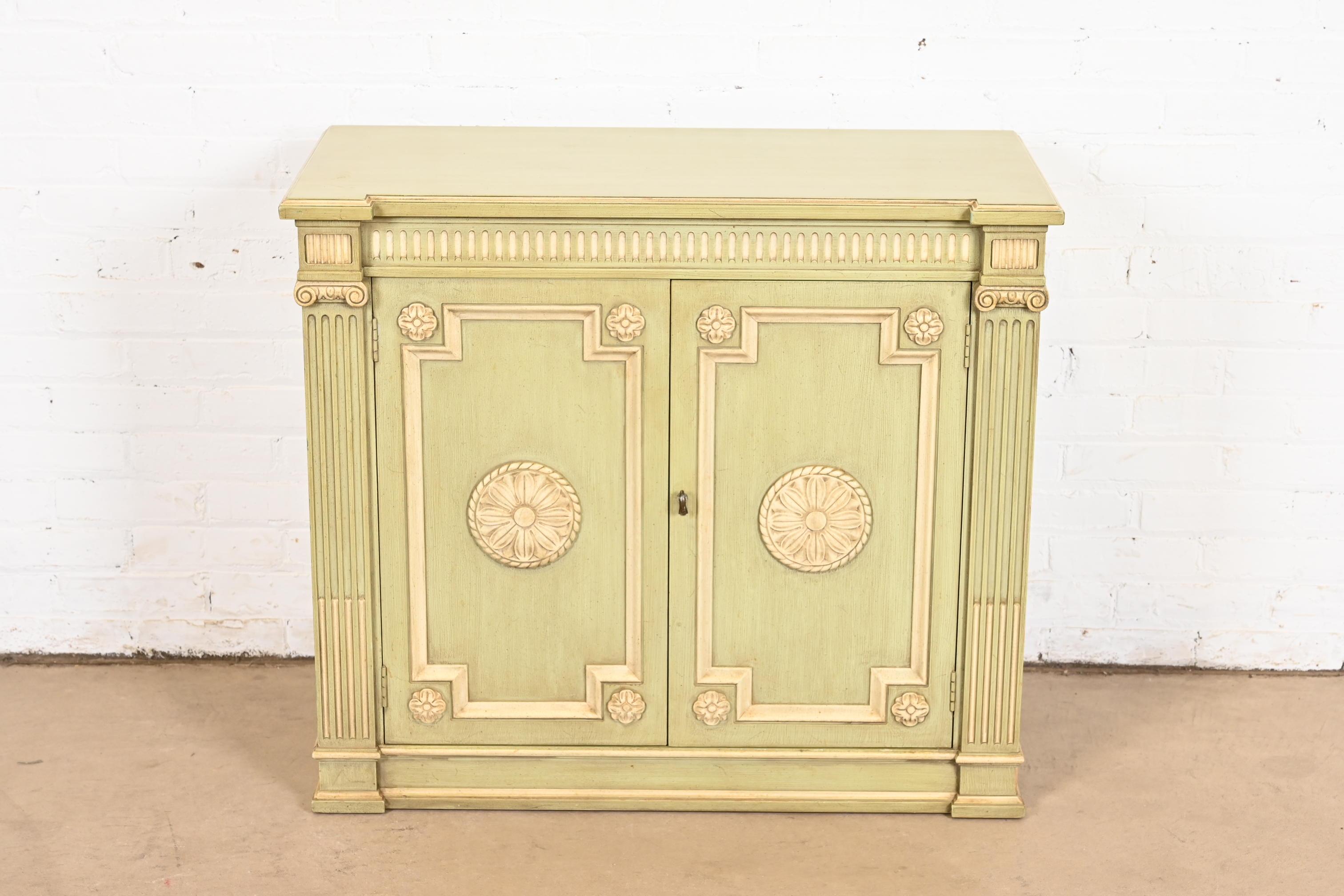 Henredon Aparador o mueble bar neoclásico lacado en verde y crema Neoclásico en venta