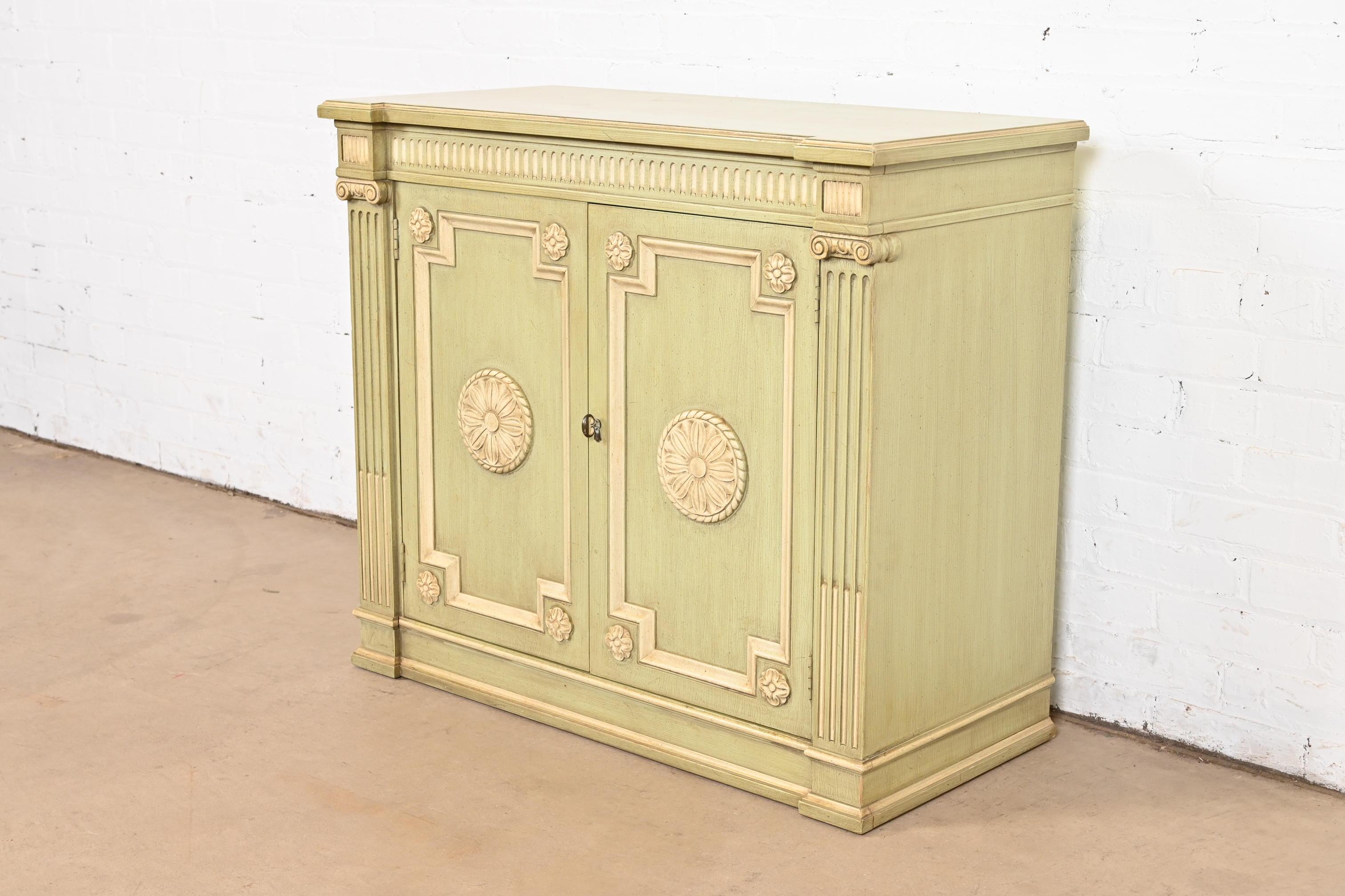 Henredon Aparador o mueble bar neoclásico lacado en verde y crema Estadounidense en venta