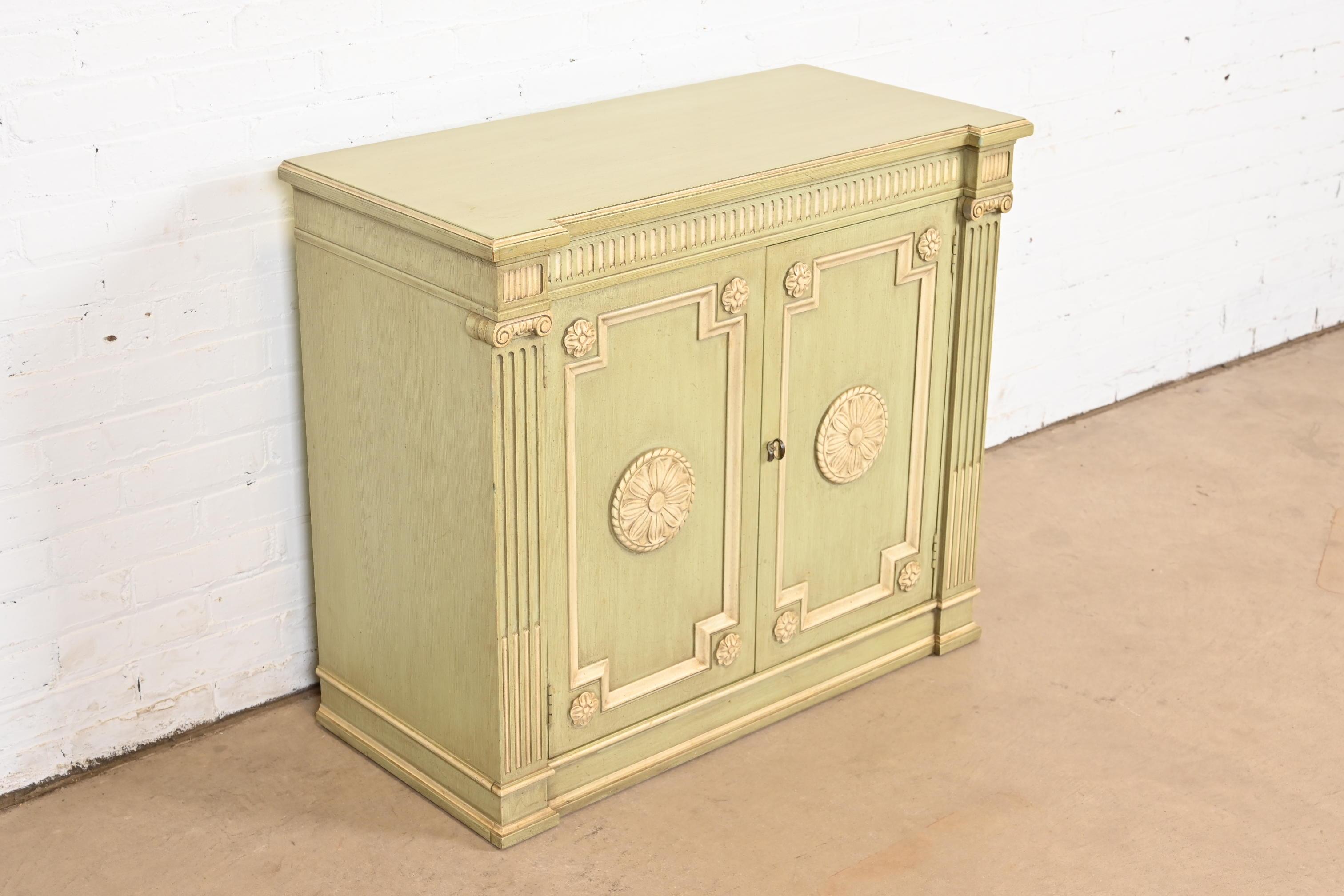 Henredon Aparador o mueble bar neoclásico lacado en verde y crema en Bueno estado para la venta en South Bend, IN