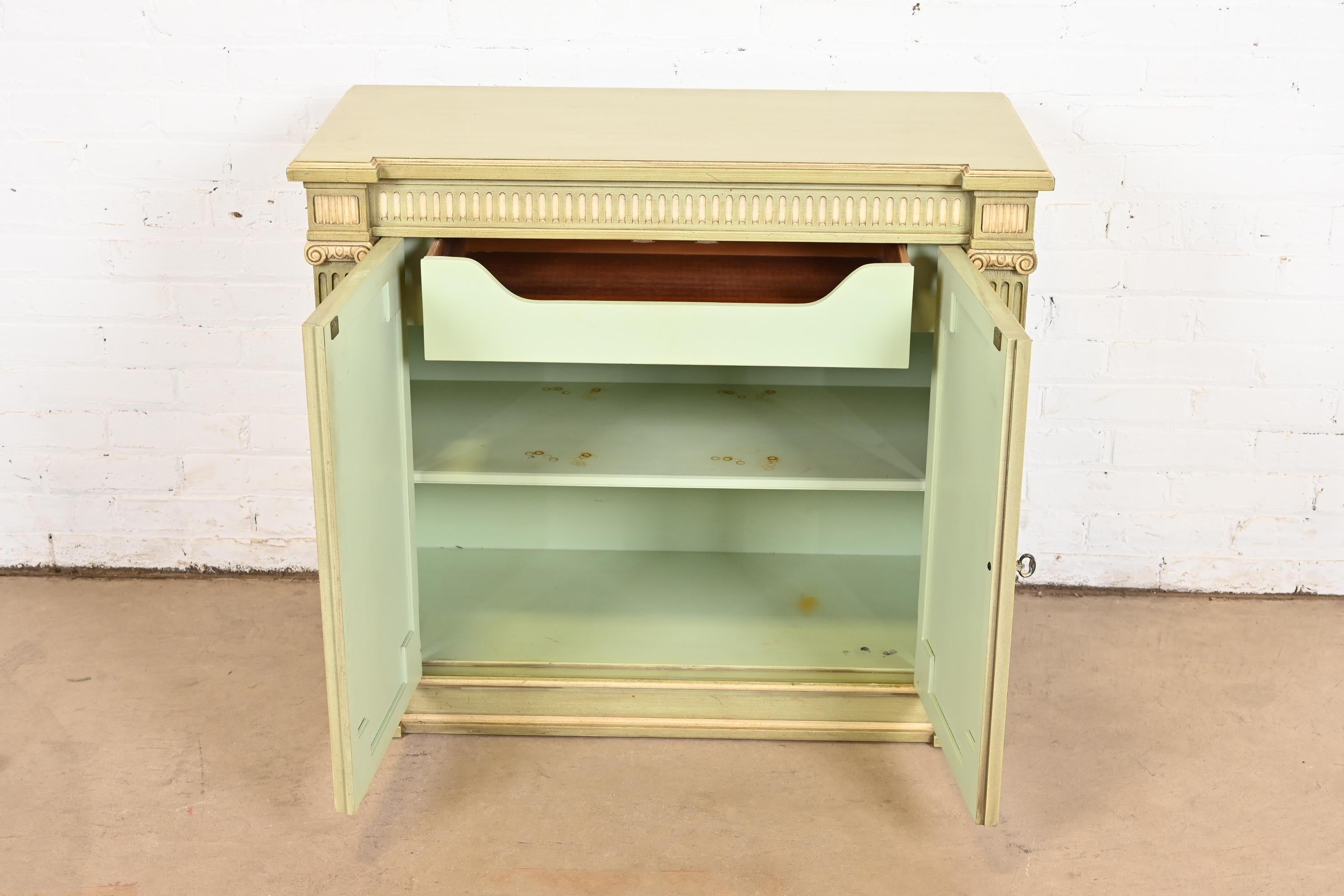 Henredon Aparador o mueble bar neoclásico lacado en verde y crema mediados del siglo XX en venta