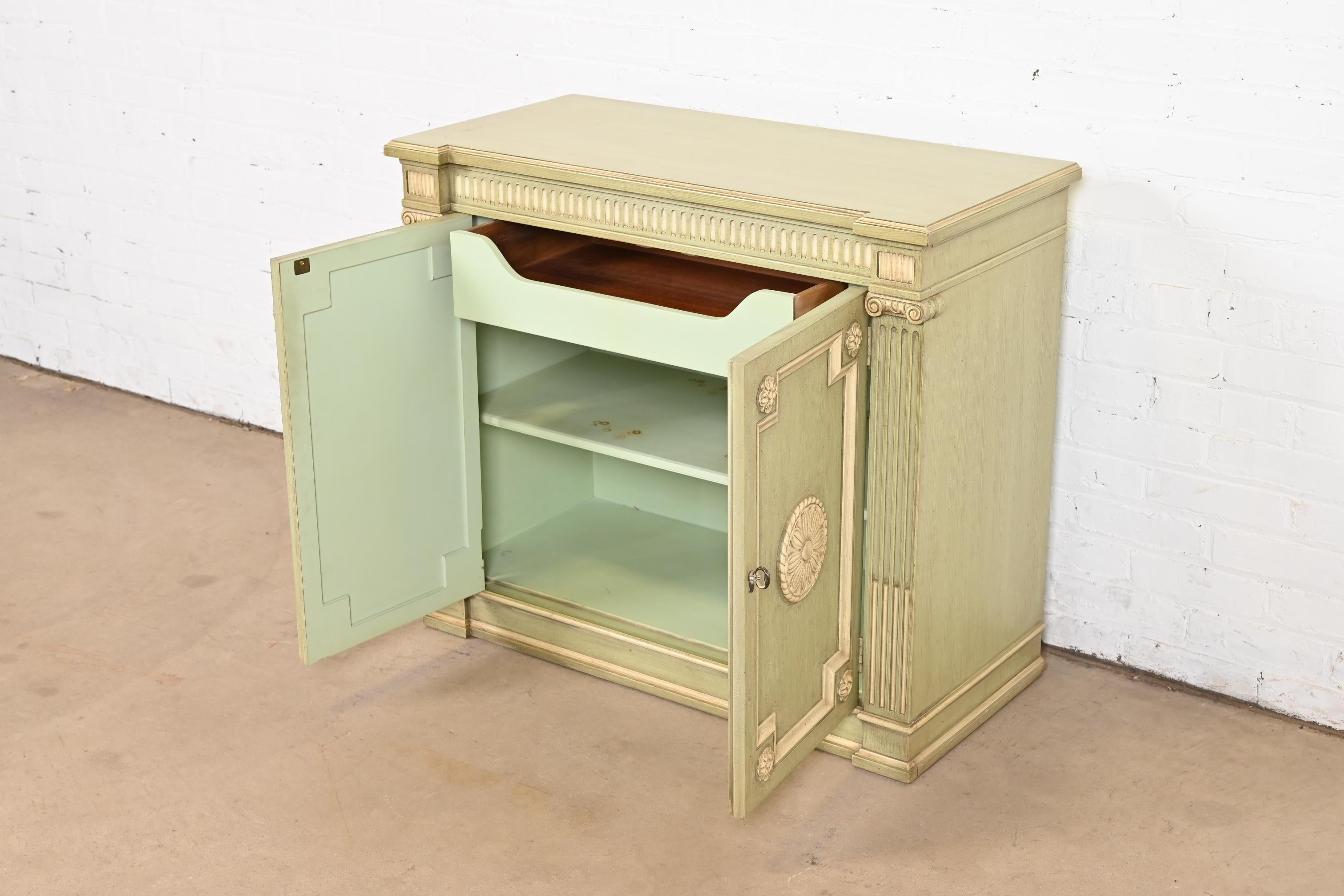 Henredon Aparador o mueble bar neoclásico lacado en verde y crema Nogal en venta