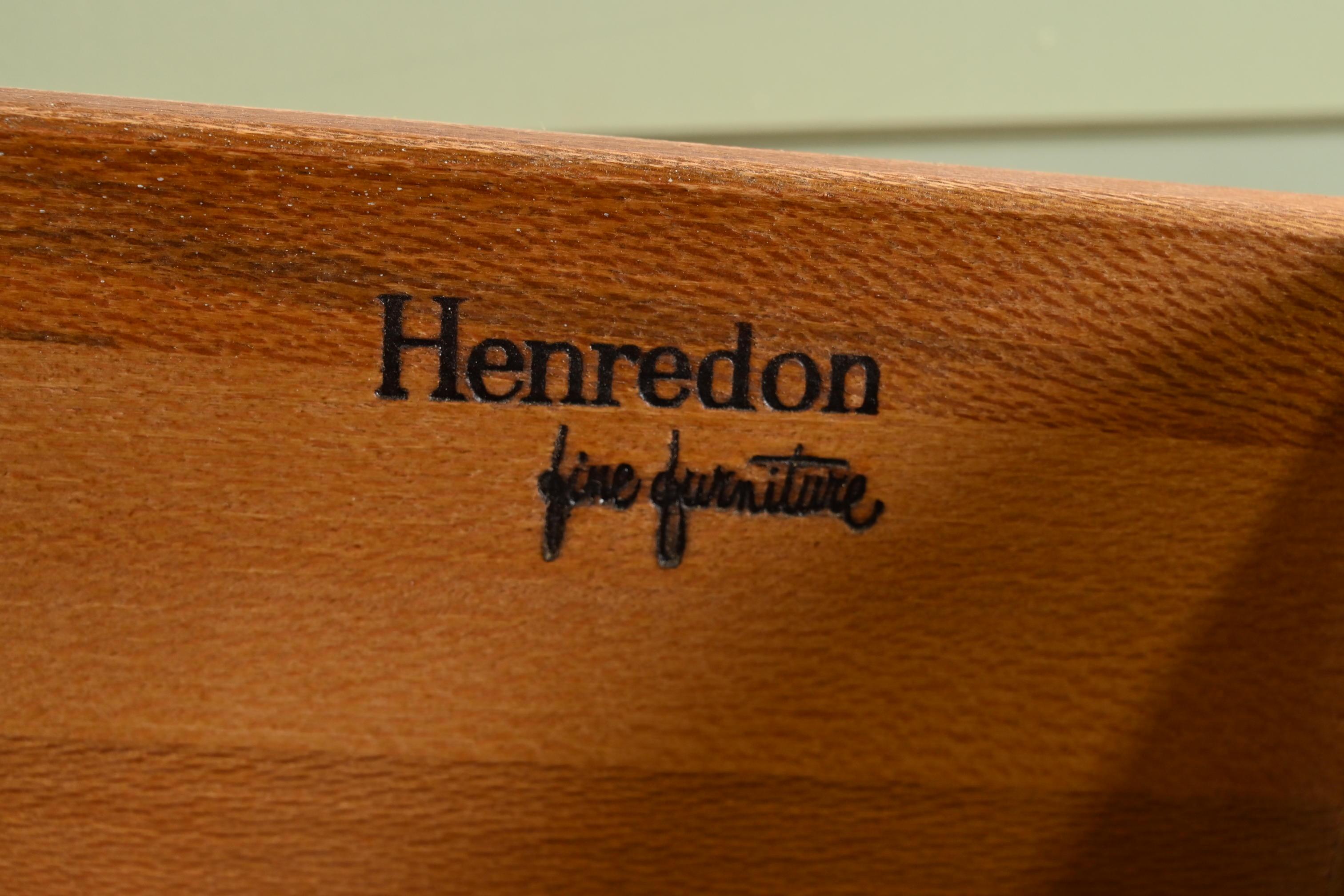 Henredon Aparador o mueble bar neoclásico lacado en verde y crema en venta 1