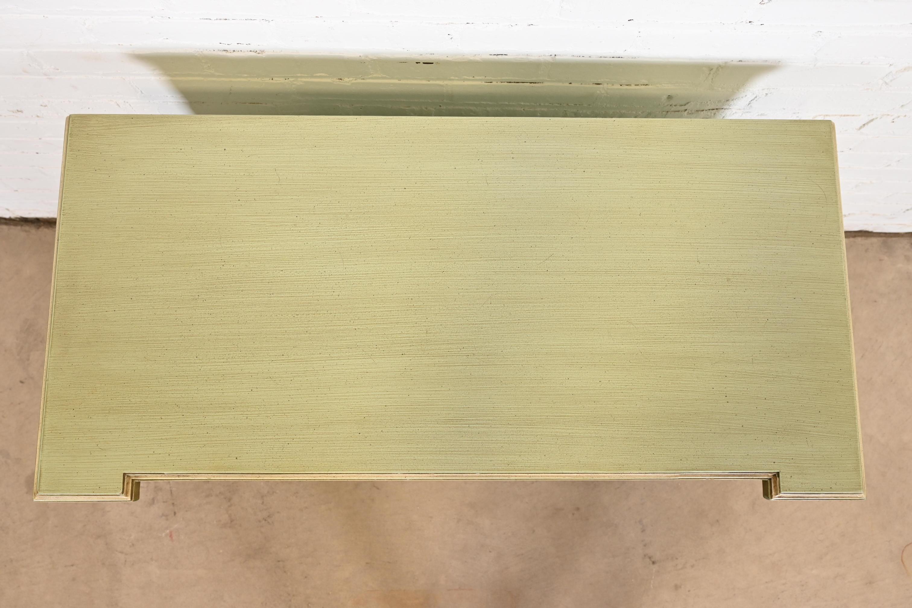 Henredon Aparador o mueble bar neoclásico lacado en verde y crema en venta 2