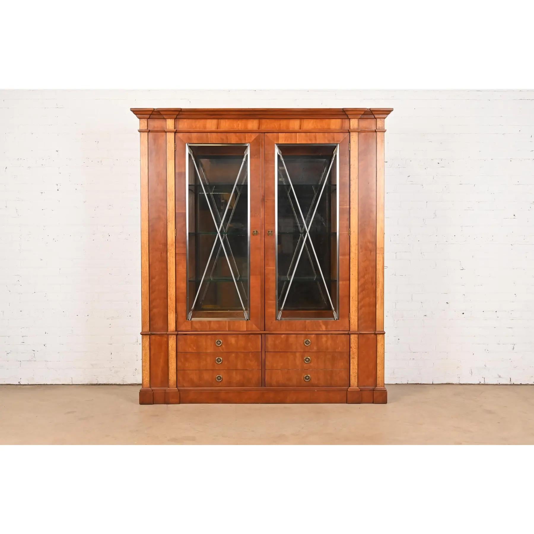 Ein prächtiger beleuchteter Bücherschrank oder Esszimmerschrank im neoklassischen, französischen Empire- oder Regency-Stil

Von Henredon

USA, Ende des 20. Jahrhunderts

Geschnitzte Kirsche und Wurzelholz, mit Glastüren, verspiegeltem Innenraum und