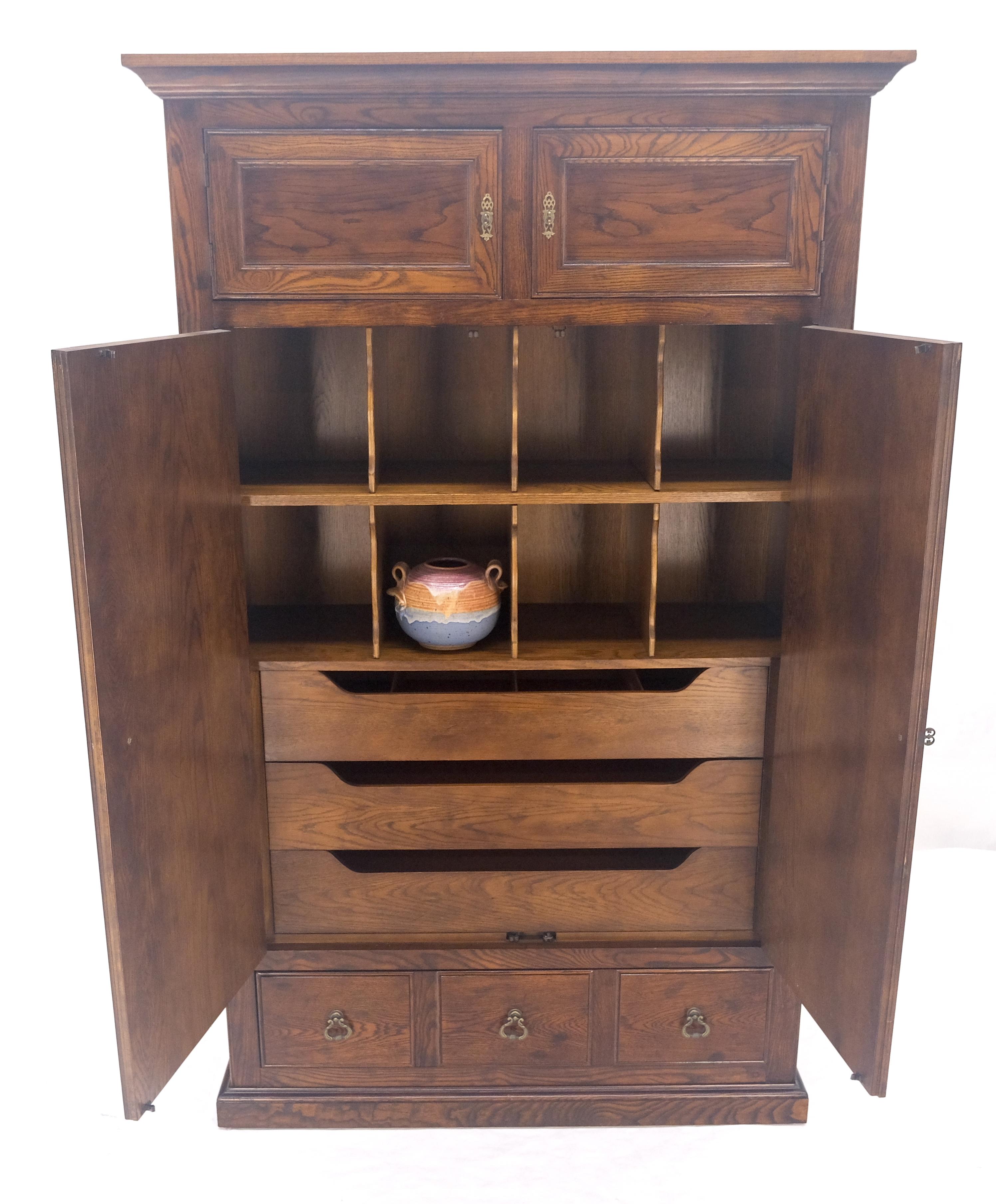 Henredon Oak Armadio da stiro con cassettiera, molto capiente MINT In condizioni buone in vendita a Rockaway, NJ
