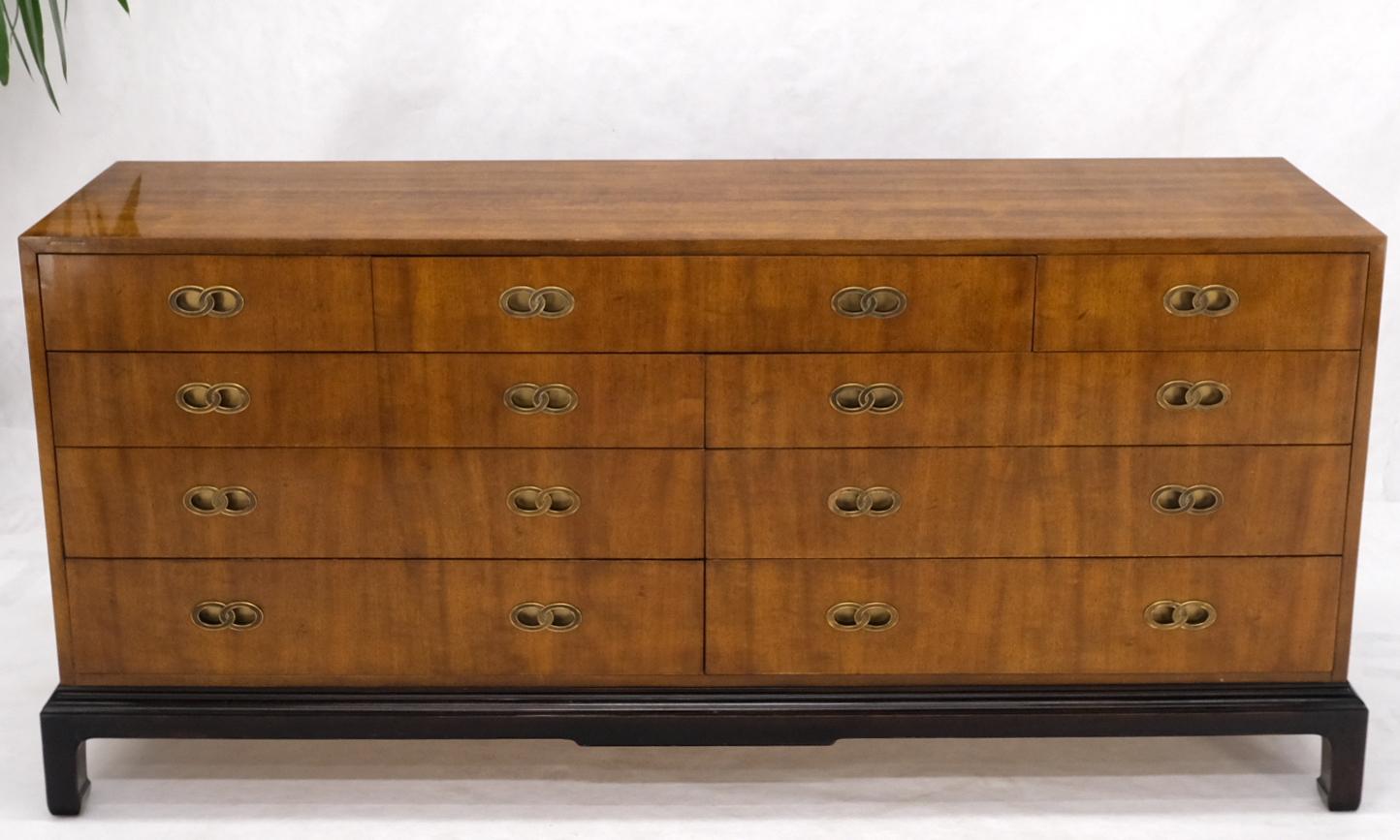 Mid-Century Modern Henredon Overlapping Double Rings Pulls 9 Drawer Satinwood Dresser