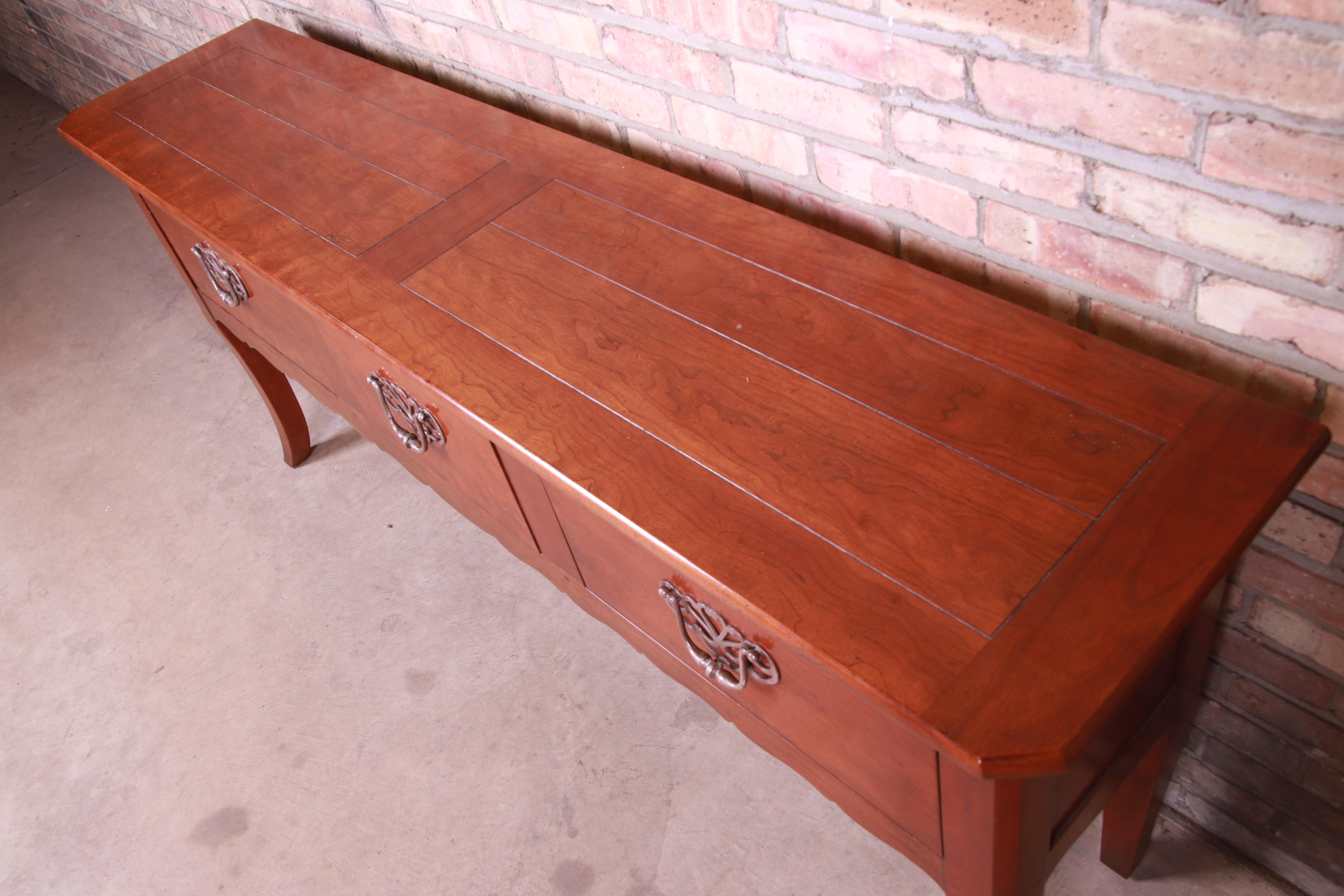 Henredon Pierre Deux French Country Solid Cherry Sideboard Server In Good Condition In South Bend, IN