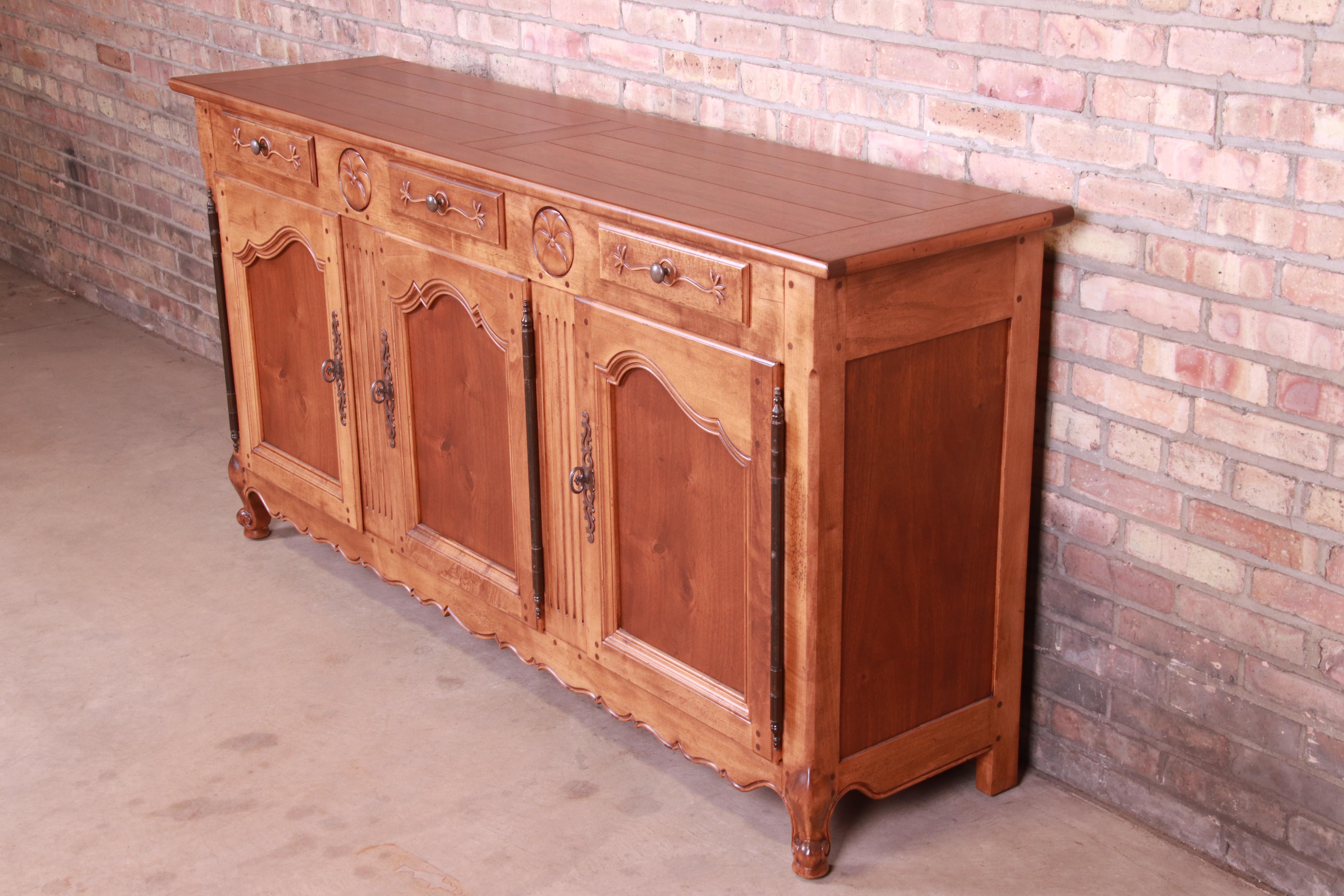 Henredon Pierre Deux French Provincial Louis XV Sideboard Credenza, Restored In Good Condition In South Bend, IN
