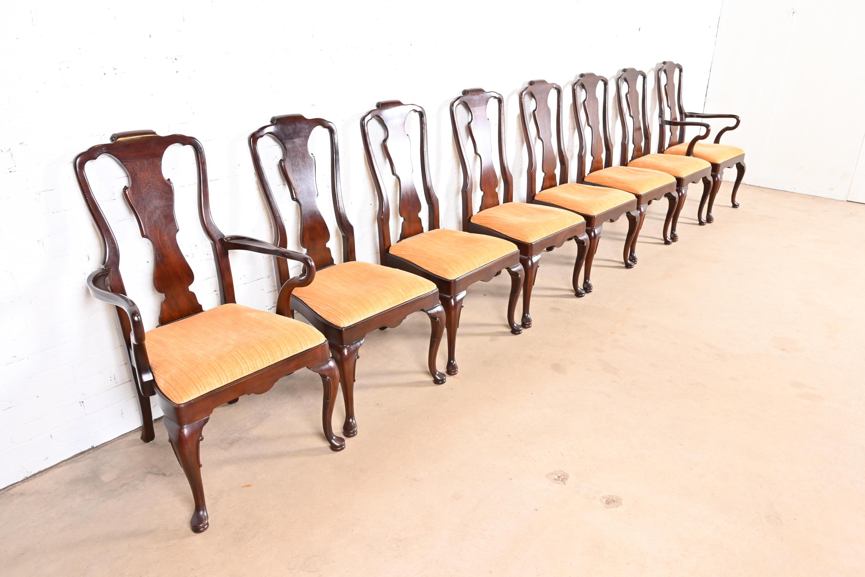Precioso juego de ocho sillas de comedor estilo Queen Anne

Por Henredon

EE.UU., alrededor de 1980

Armazones de caoba maciza tallada, con asientos tapizados.

Medidas: 
Sillas laterales: 20,5
