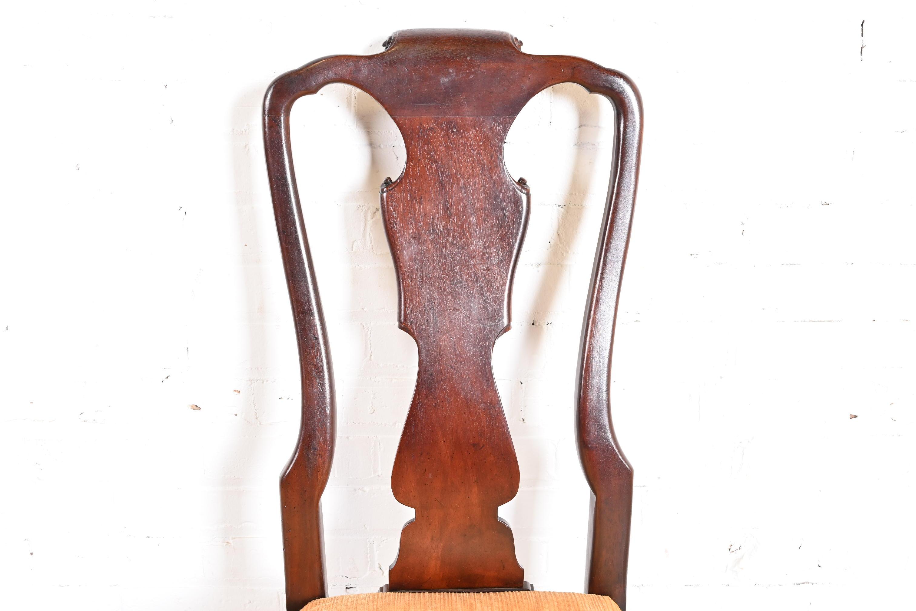 Henredon Queen Anne Sillas de Comedor de Caoba Tallada, Juego de Ocho Tapicería