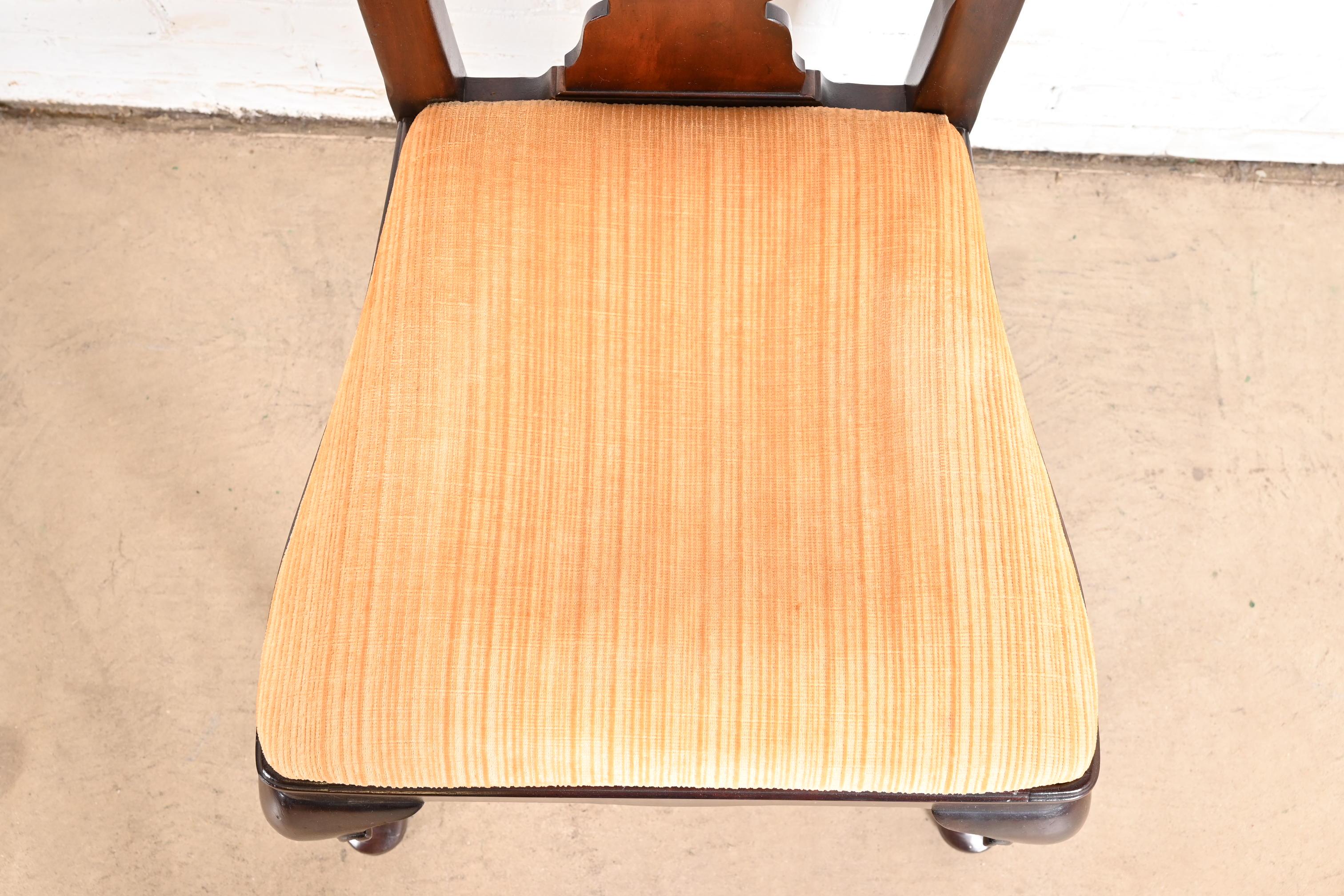 Henredon Queen Anne Sillas de Comedor de Caoba Tallada, Juego de Ocho 1