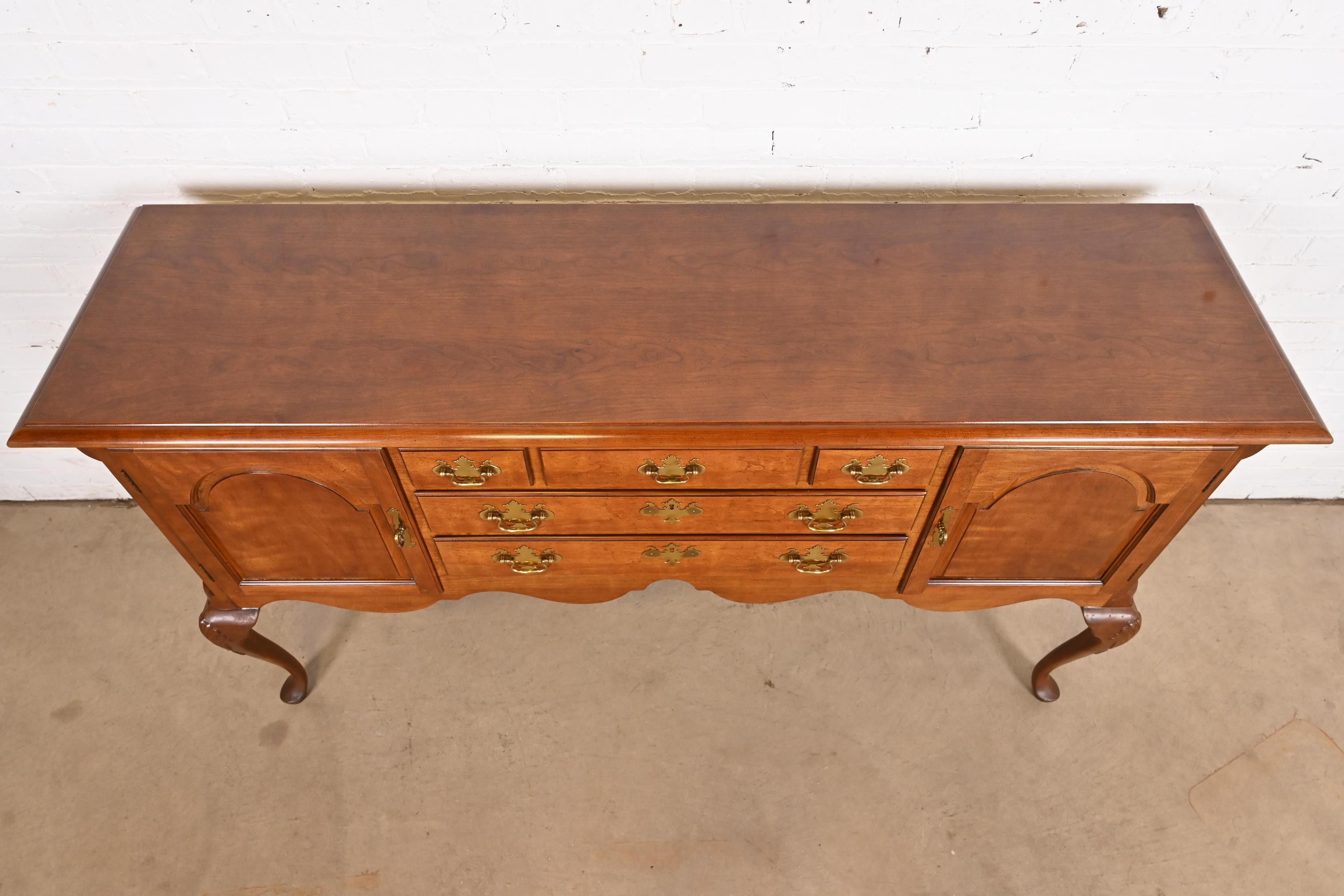 Henredon Crédence buffet en merisier massif Queen Anne en vente 4