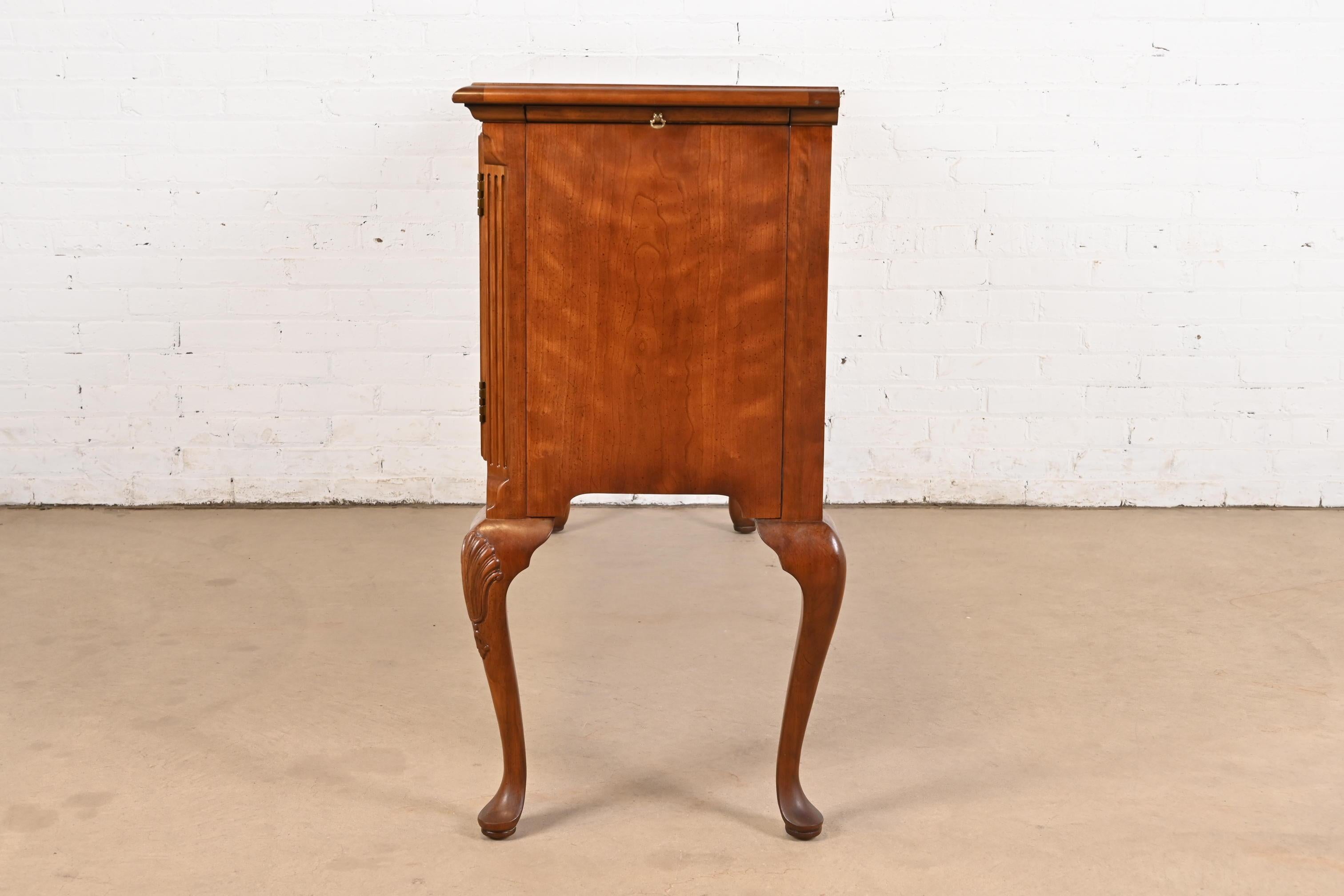 Henredon Crédence buffet en merisier massif Queen Anne en vente 5