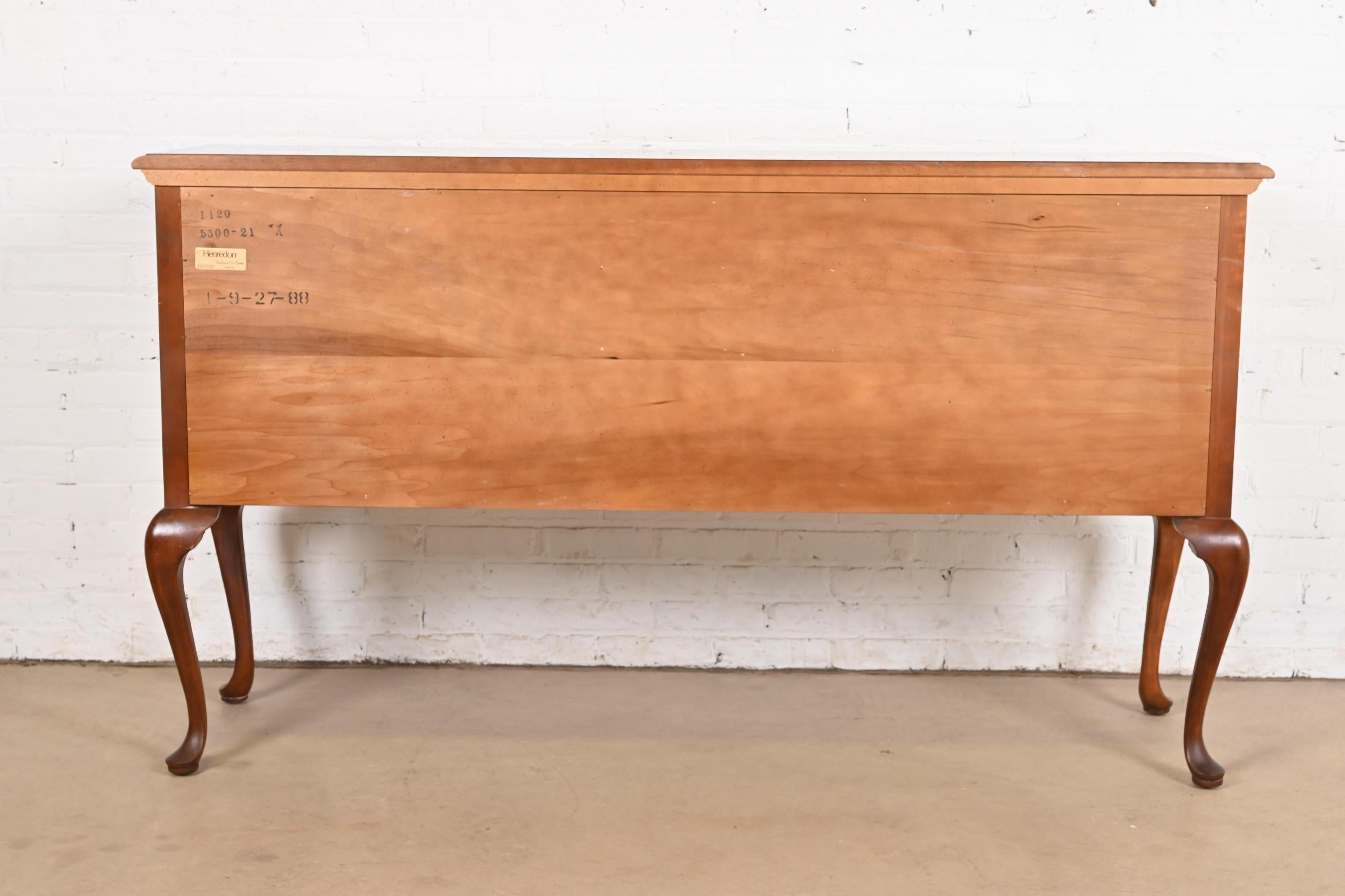 Henredon Crédence buffet en merisier massif Queen Anne en vente 6