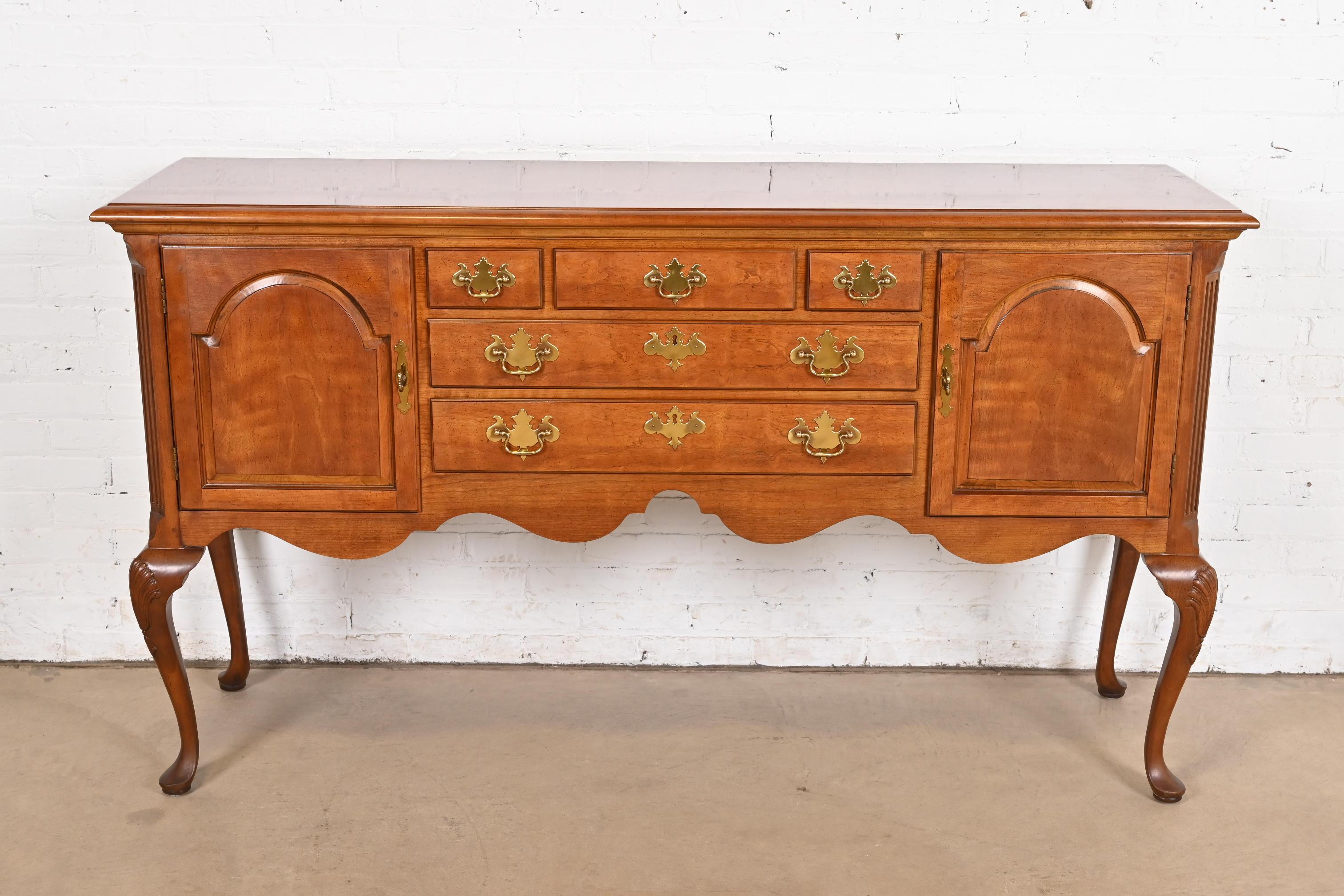 Exceptionnel buffet, crédence ou table console de style Queen Anne ou Chippendale.

Par Henredon

USA, Circa 1980

Bois massif de cerisier sculpté, avec quincaillerie en laiton d'origine. 

Dimensions : 67 