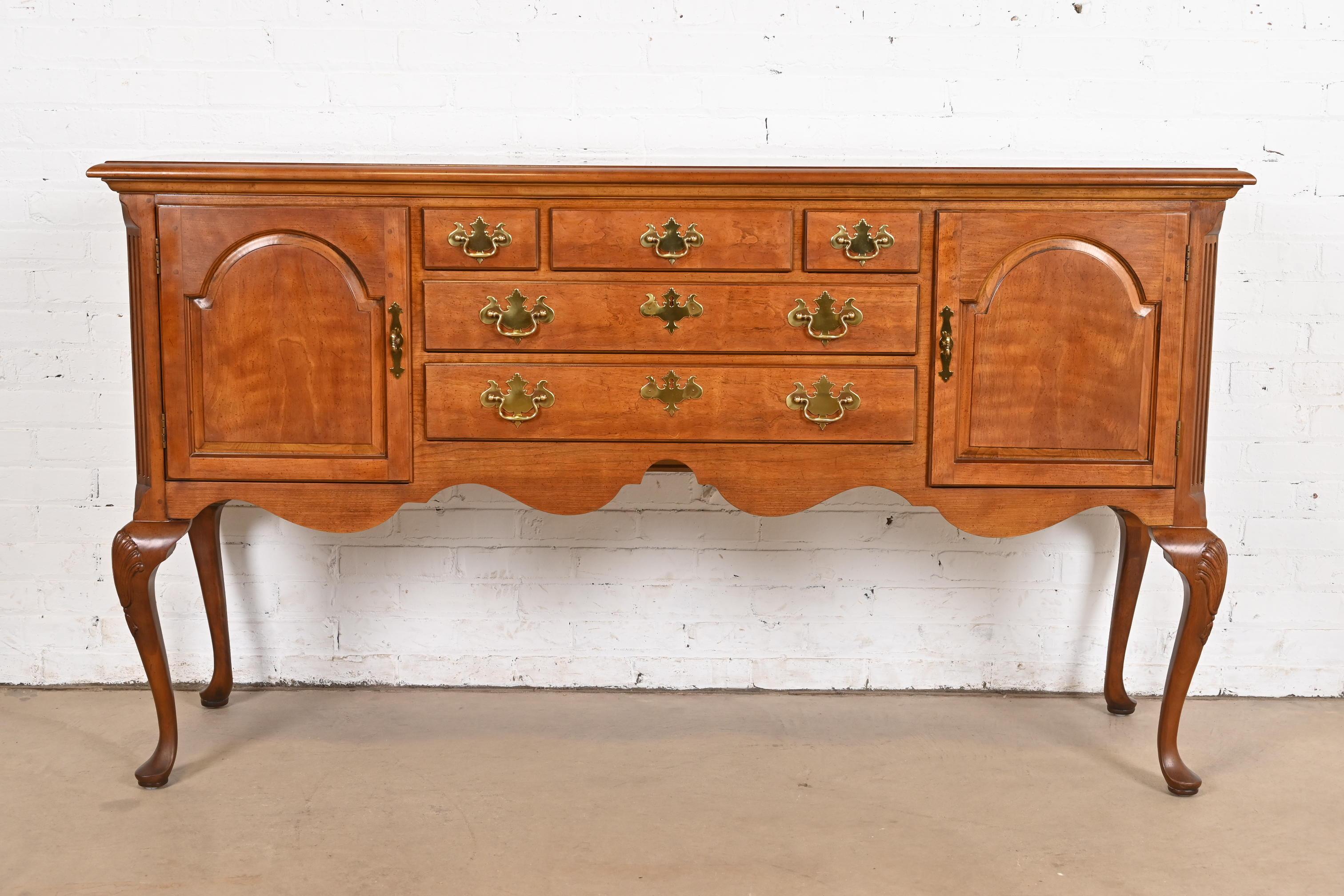 Américain Henredon Crédence buffet en merisier massif Queen Anne en vente