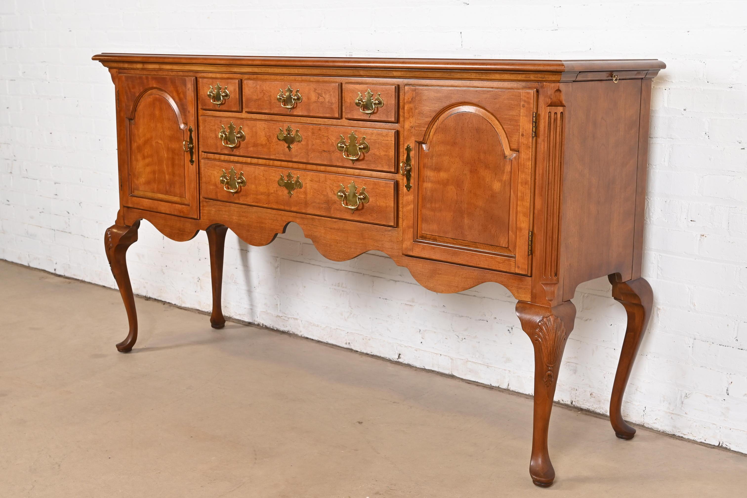 Henredon Crédence buffet en merisier massif Queen Anne Bon état - En vente à South Bend, IN