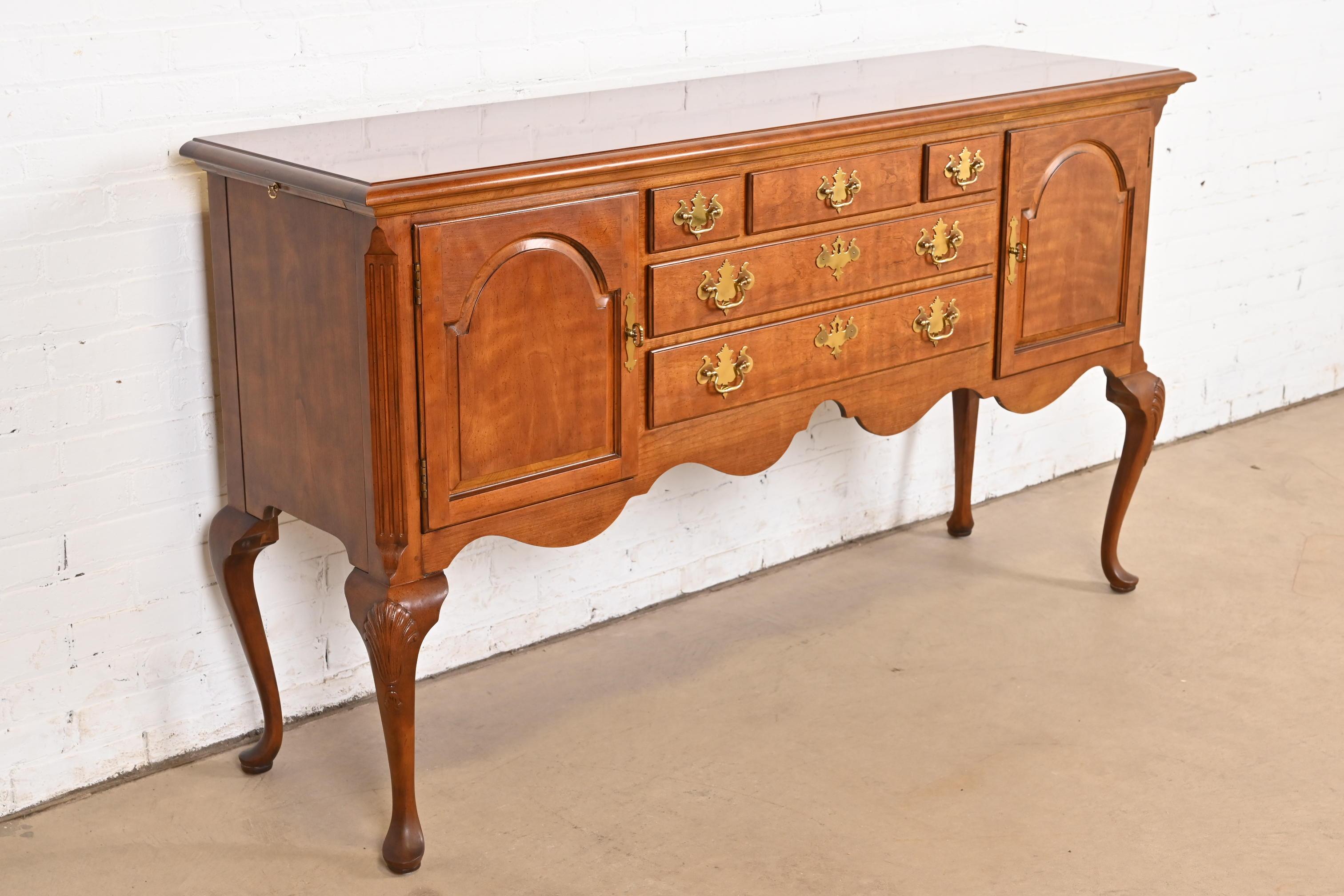 Fin du 20e siècle Henredon Crédence buffet en merisier massif Queen Anne en vente