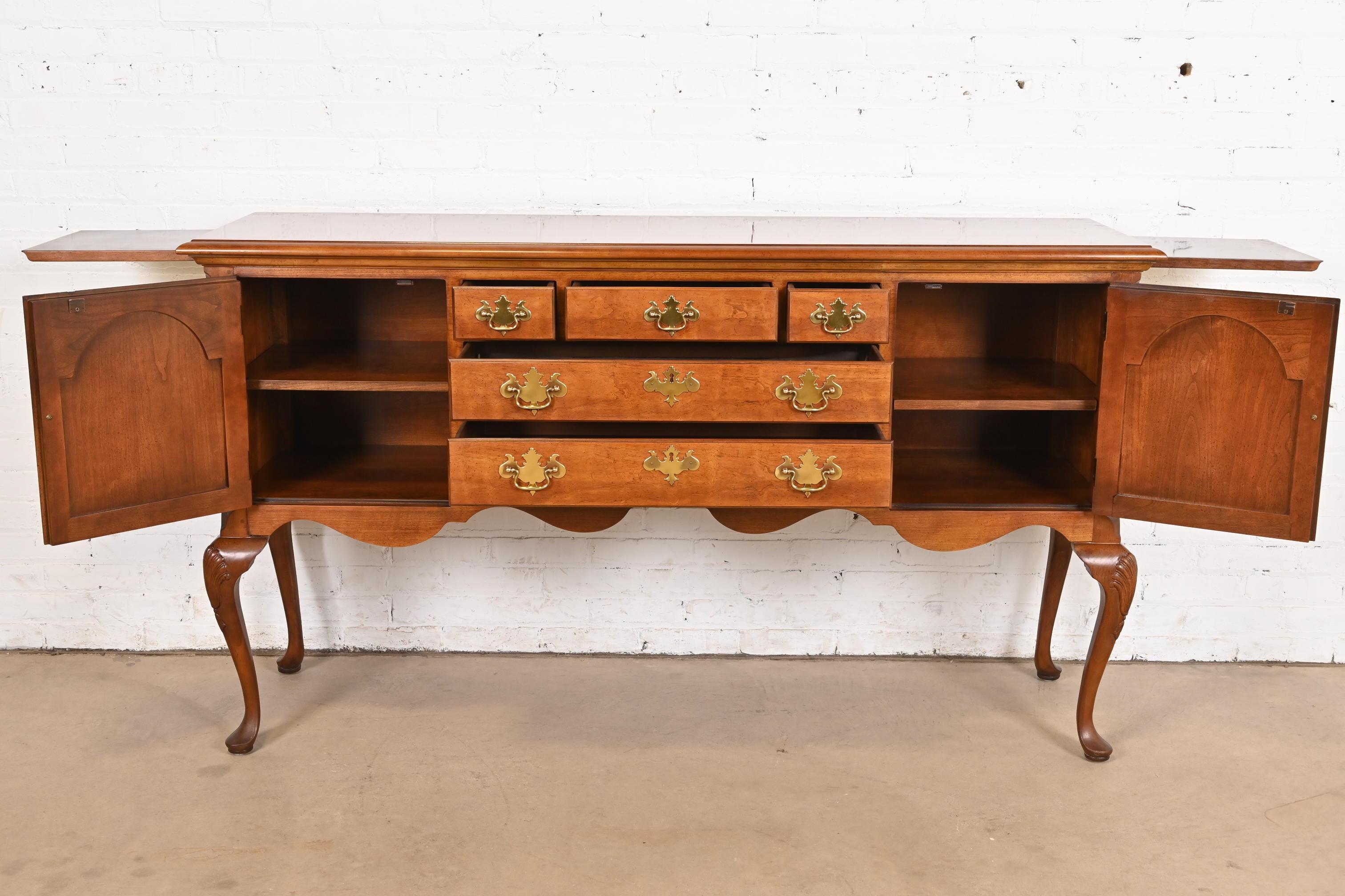 Laiton Henredon Crédence buffet en merisier massif Queen Anne en vente