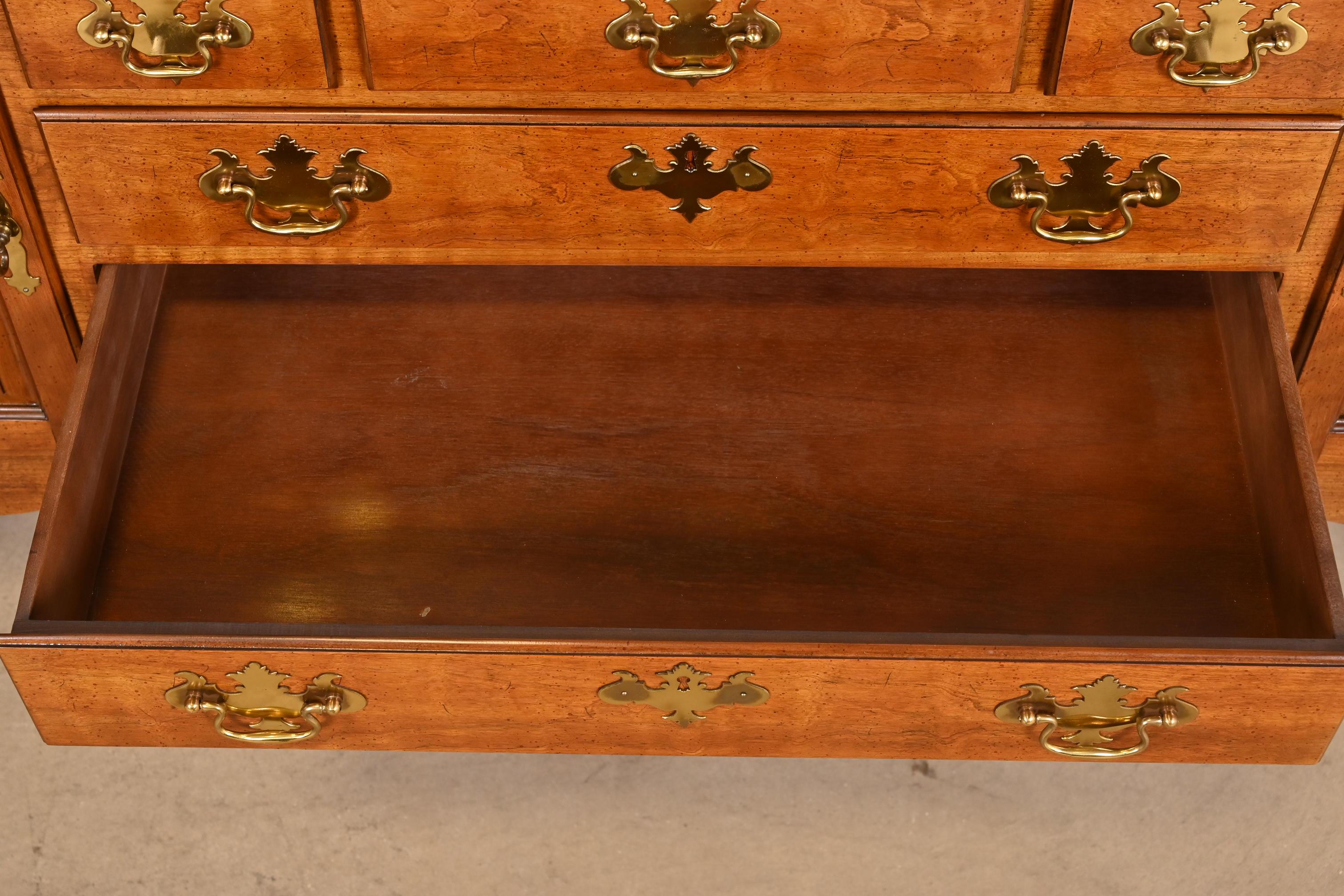 Henredon Crédence buffet en merisier massif Queen Anne en vente 1